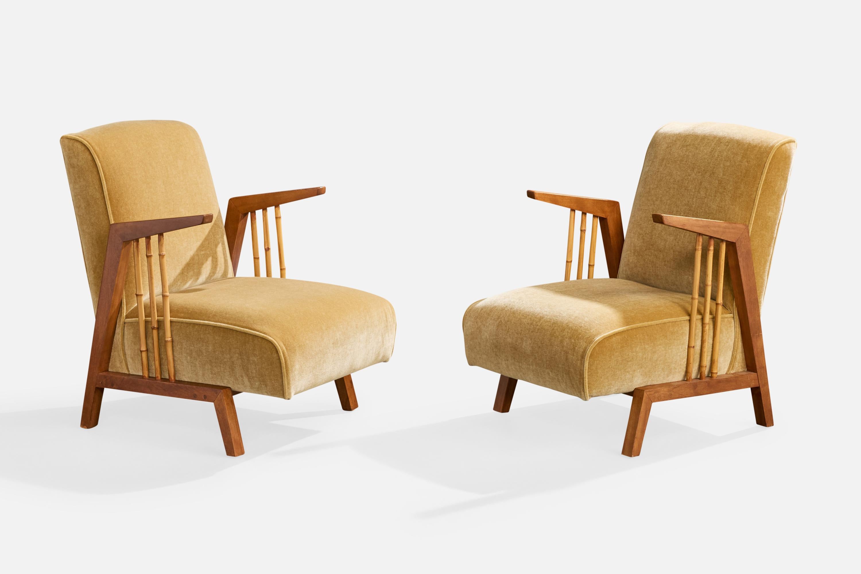 Pareja de sillones de salón de madera, bambú y terciopelo beige, diseñados y fabricados en EE.UU., c. 1950.

Retapizado en terciopelo a estrenar.

Dimensiones totales (pulgadas): 33,0 