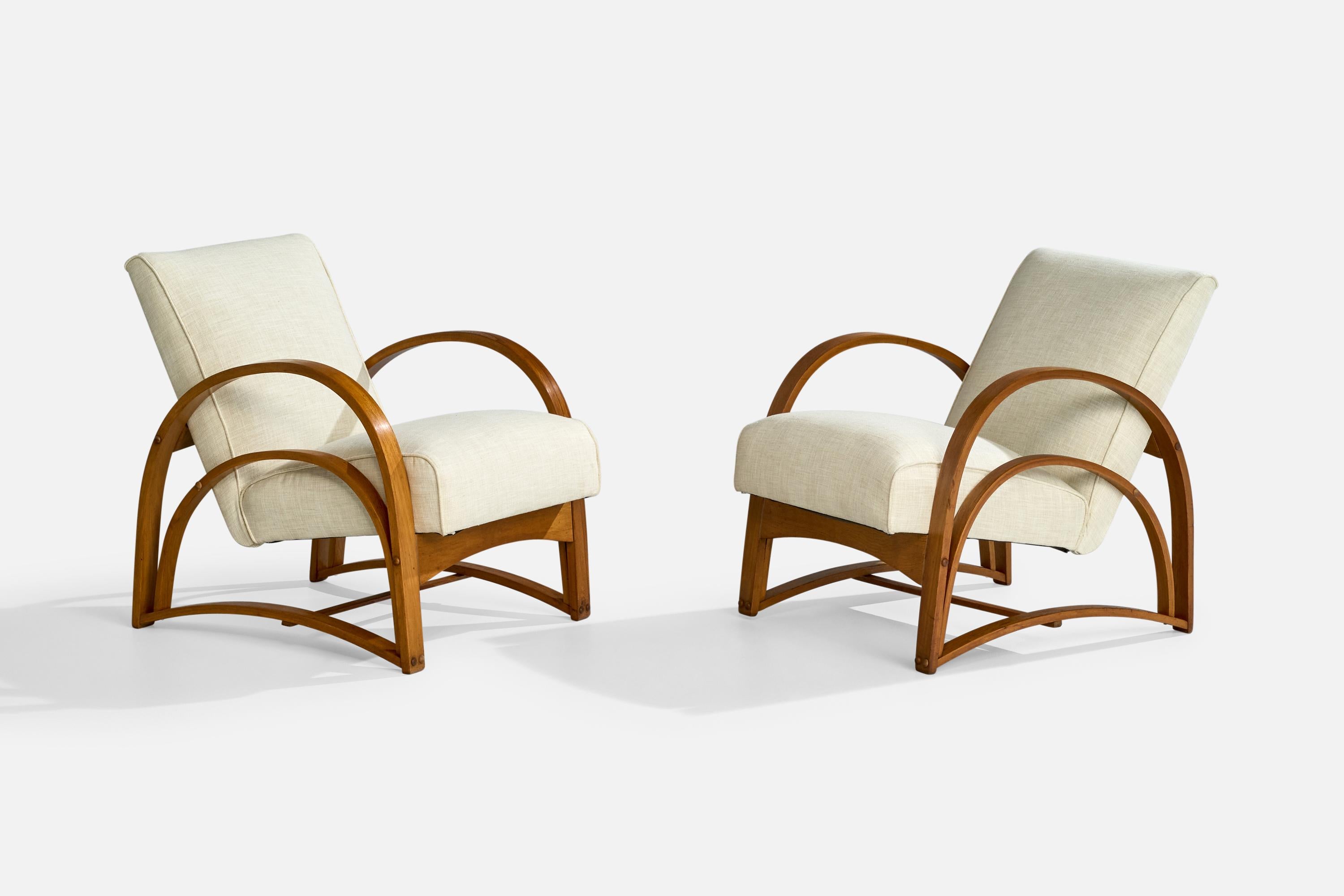 Coppia di sedie da salotto in legno modellato e tessuto bianco progettate e prodotte negli Stati Uniti, anni '50 circa.

Rivestito con un tessuto nuovo di zecca.

Dimensioni: 30,2