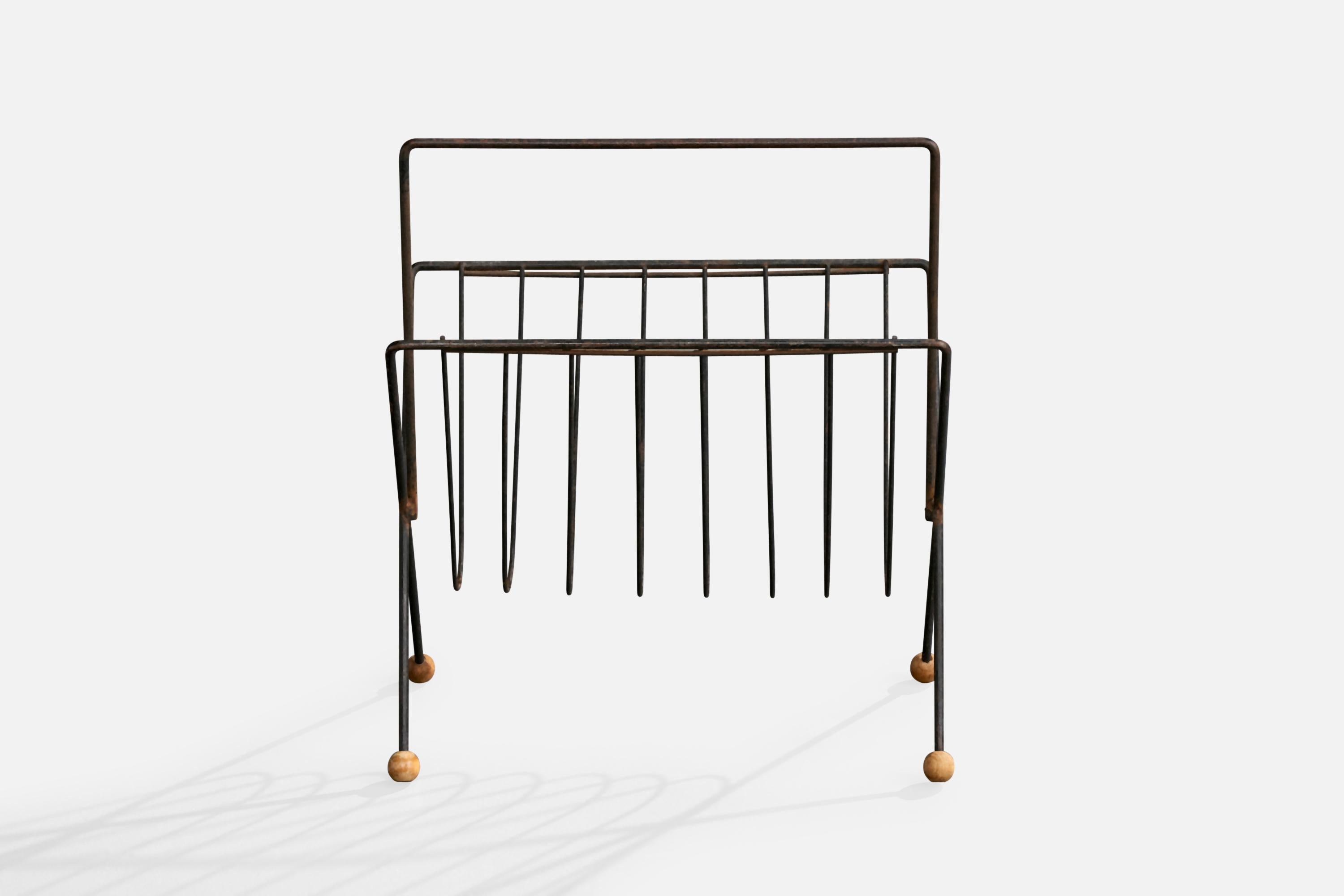 American designer, Magazine Stand, Iron, Wood, USA, 1950s In Good Condition For Sale In High Point, NC