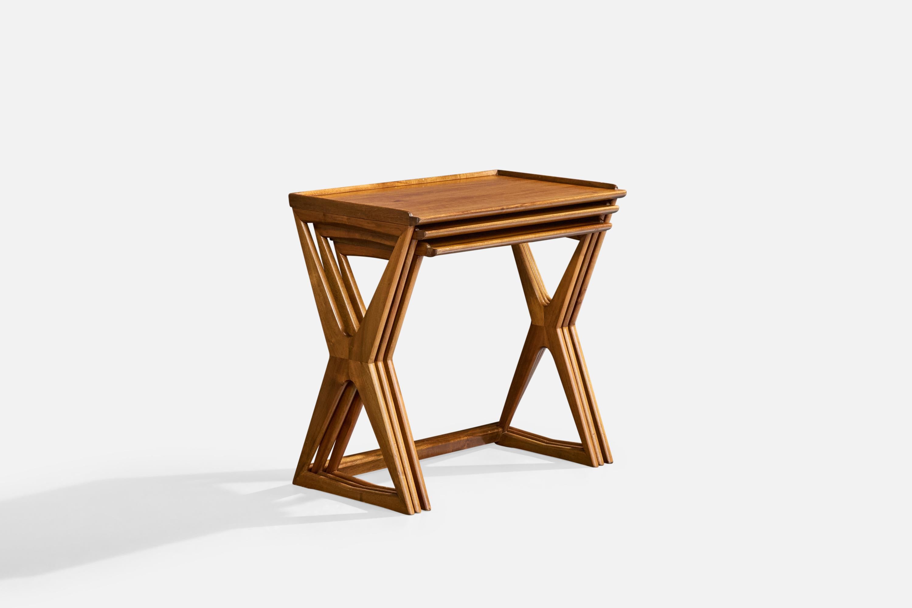 Mid-Century Modern Designer américain, tables gigognes, noyer, États-Unis, années 1950 en vente
