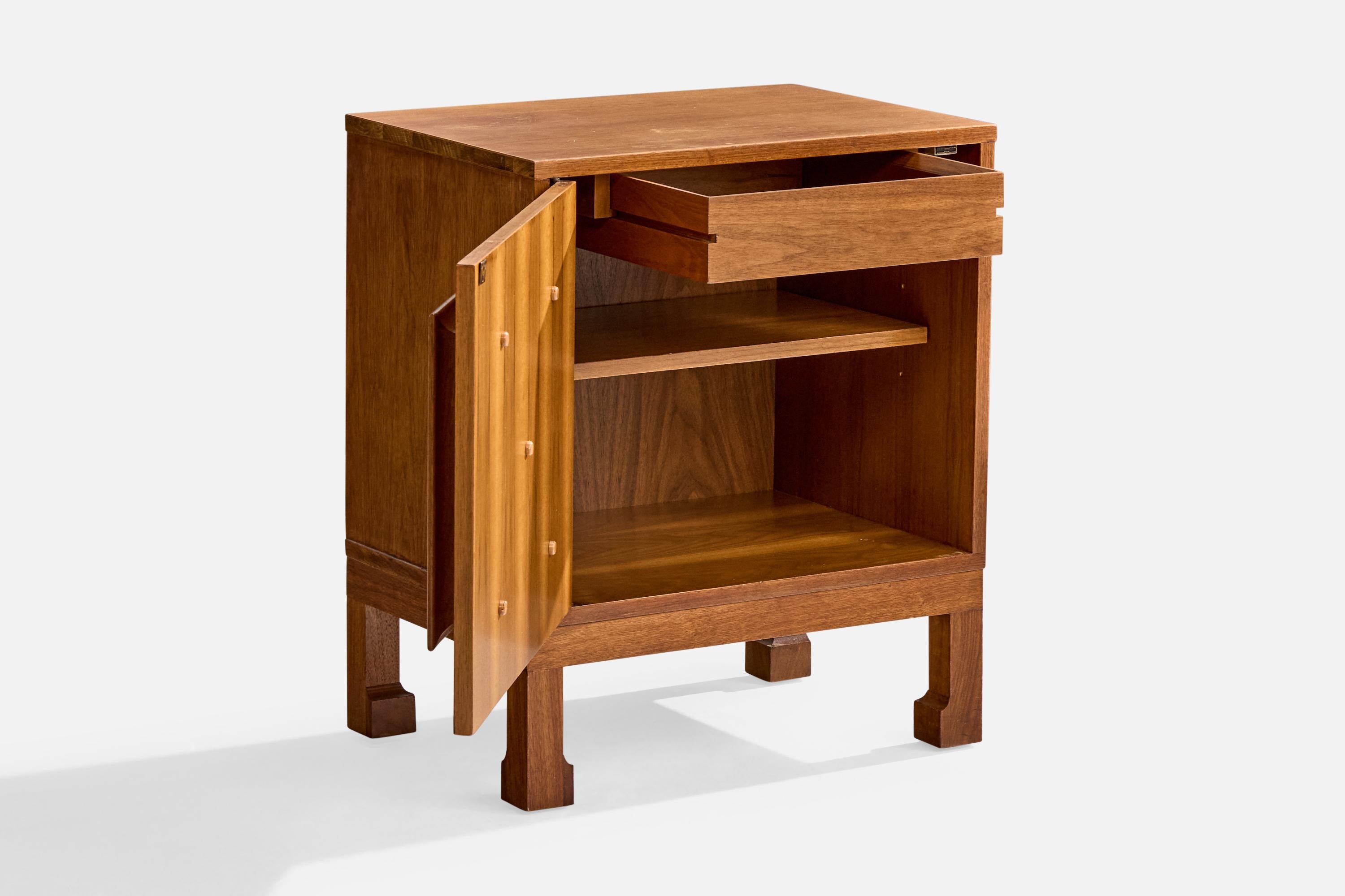 Diseñador americano, Mesillas de noche, Nogal, EE.UU., Años 50 en Bueno estado para la venta en High Point, NC