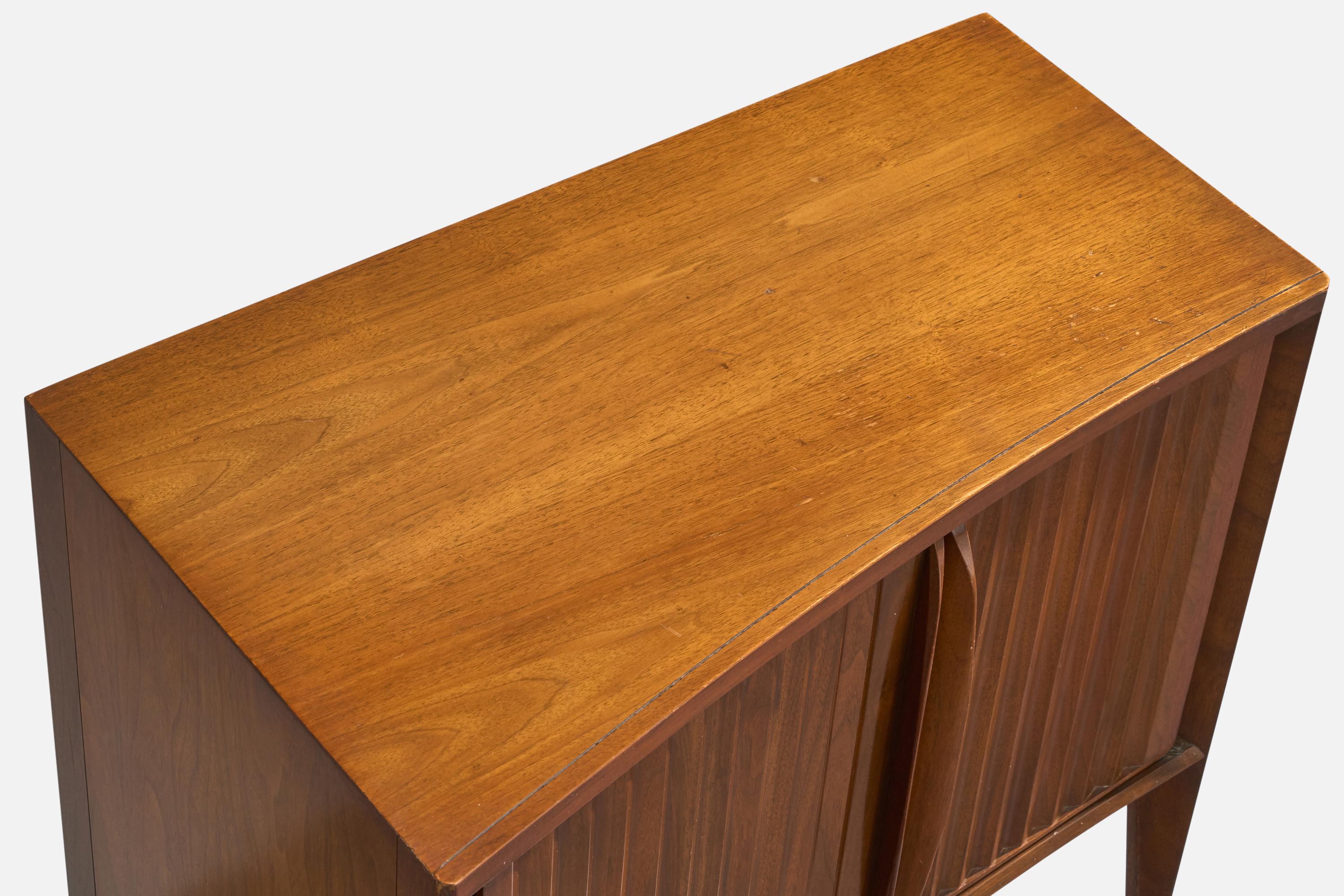 American Designer, Nightstands, Walnut, USA, 1950s For Sale 9
