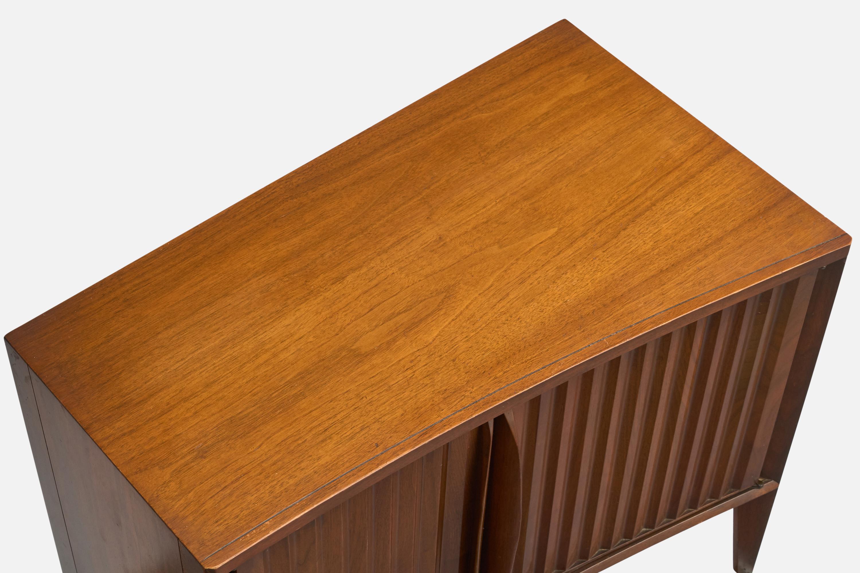 American Designer, Nightstands, Walnut, USA, 1950s In Good Condition For Sale In High Point, NC