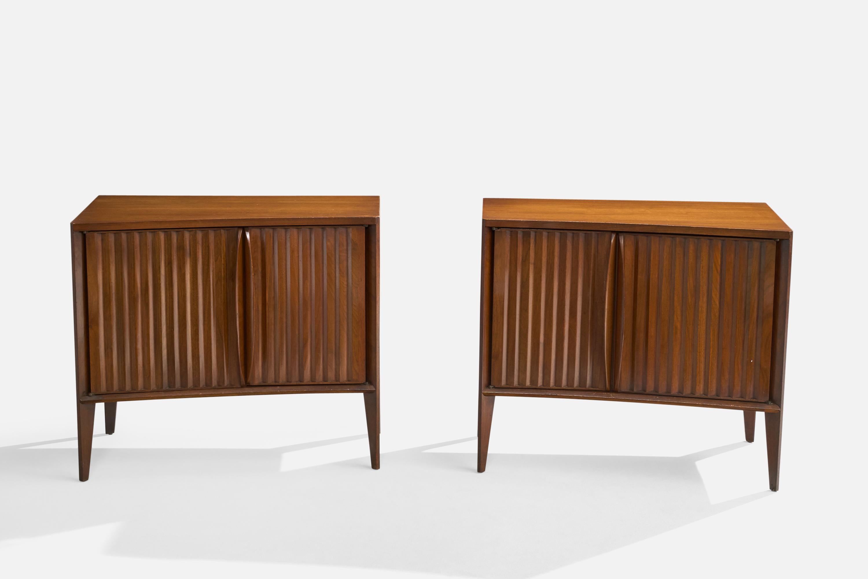 American Designer, Nightstands, Walnut, USA, 1950s For Sale 2