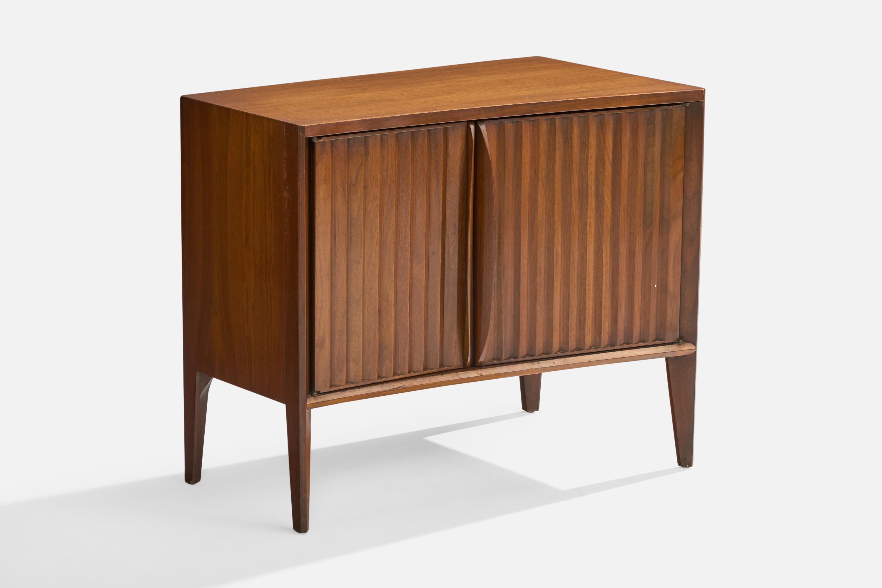 American Designer, Nightstands, Walnut, USA, 1950s For Sale 3