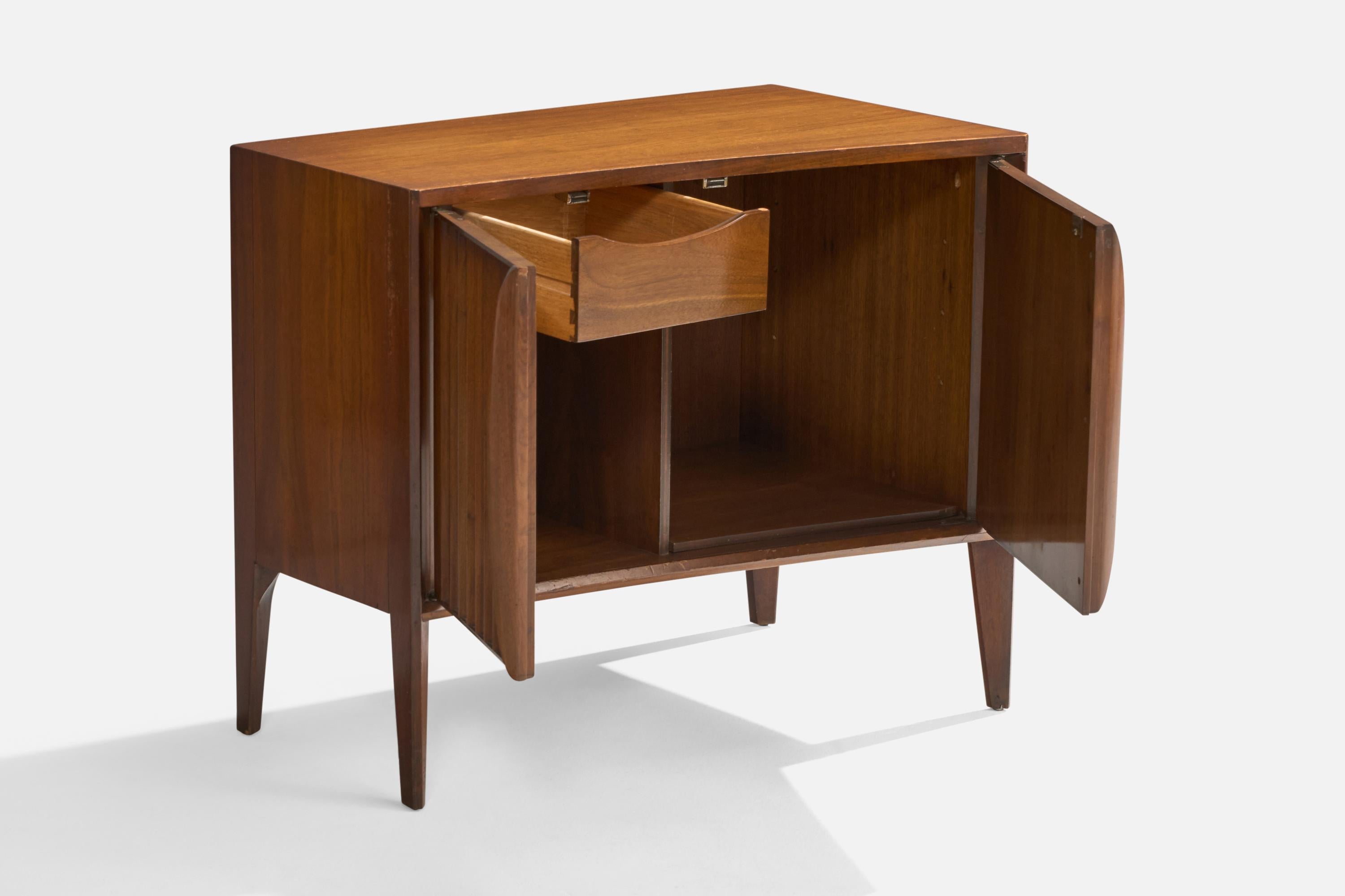 American Designer, Nightstands, Walnut, USA, 1950s For Sale 4