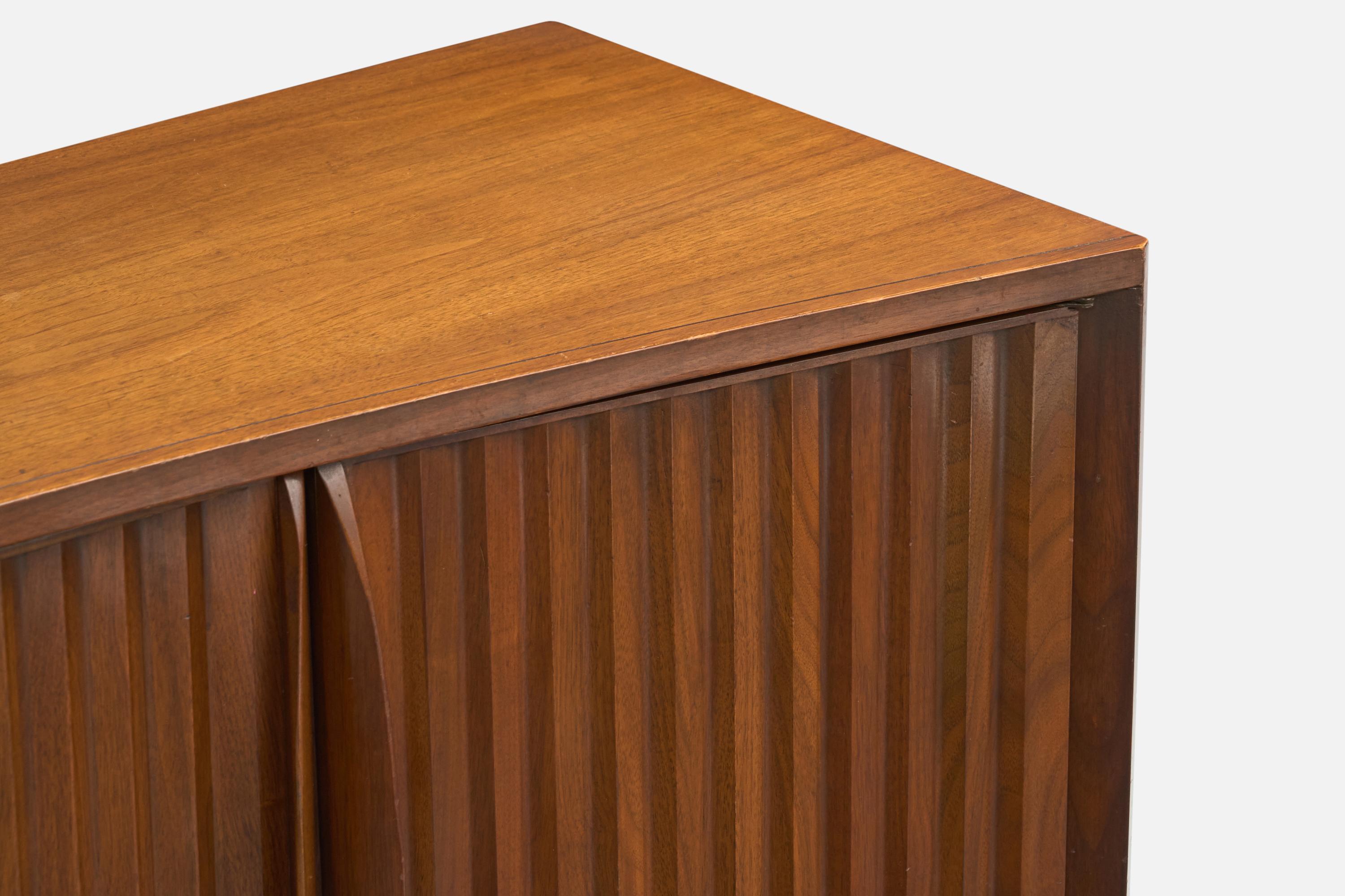 American Designer, Nightstands, Walnut, USA, 1950s For Sale 5