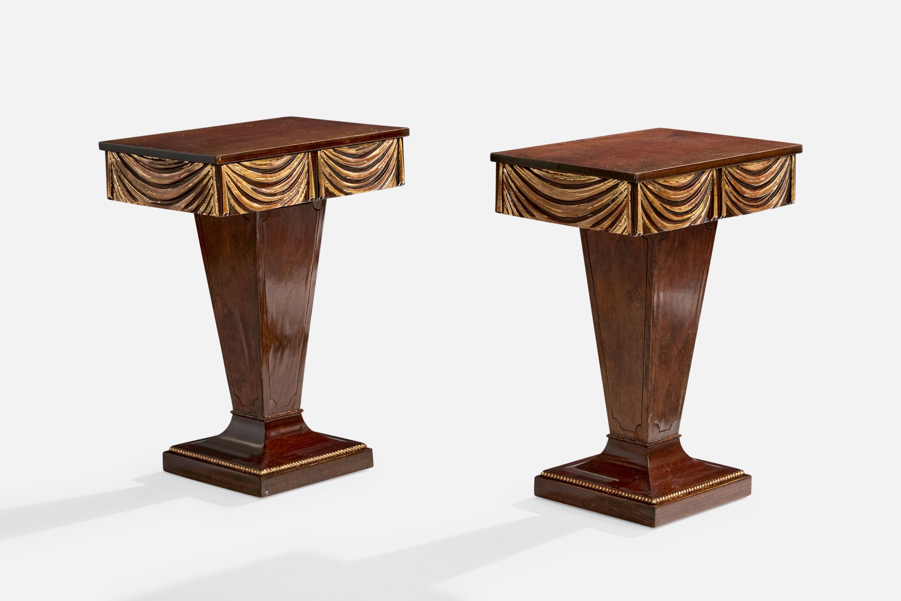 Paire de tables de nuit en bois avec détails peints en or, conçues et produites aux États-Unis, vers les années 1940.

Dimensions globales (pouces) : 27.25 