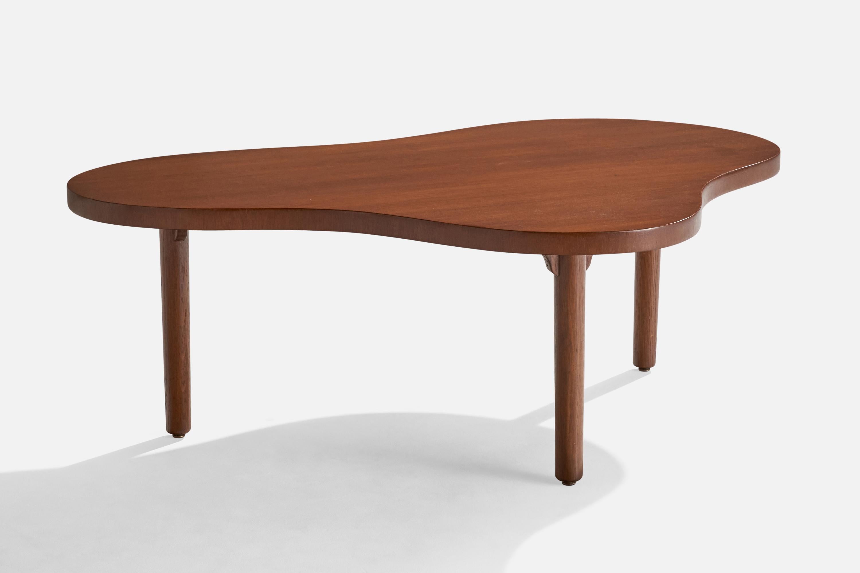 Table basse en noyer et chêne teinté, conçue et fabriquée aux États-Unis, vers les années 1960.