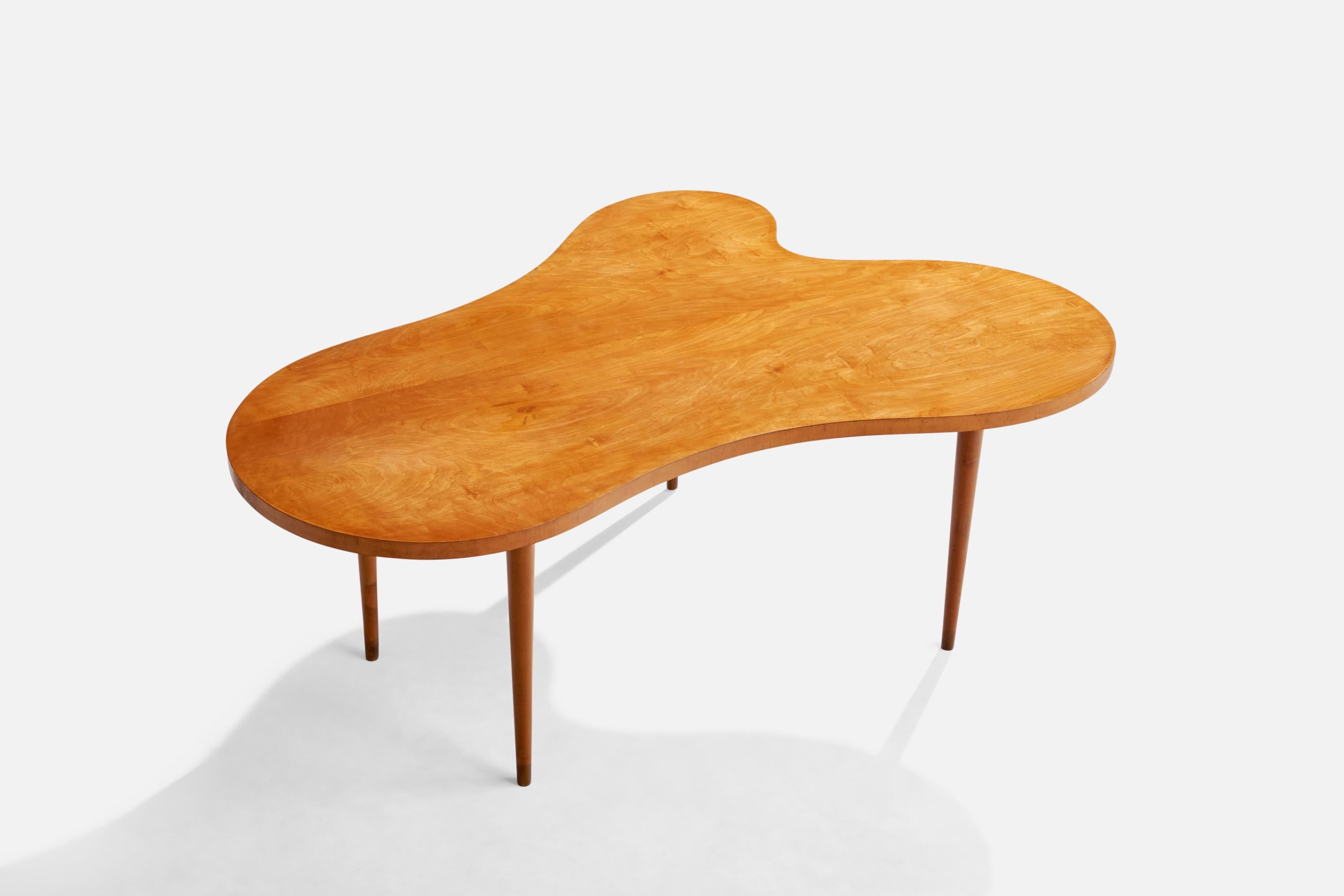 Table en bouleau organique conçue par le designer américain Edmond Spence et produite en Suède, années 1950.