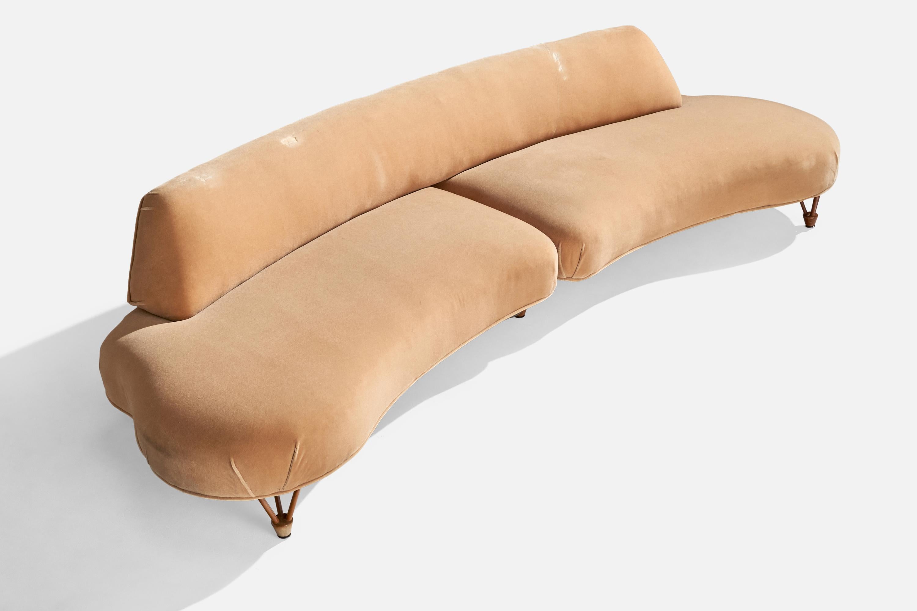Sofá orgánico de terciopelo y caoba diseñado y fabricado en EE.UU., c. 1960.

Altura del asiento 16

