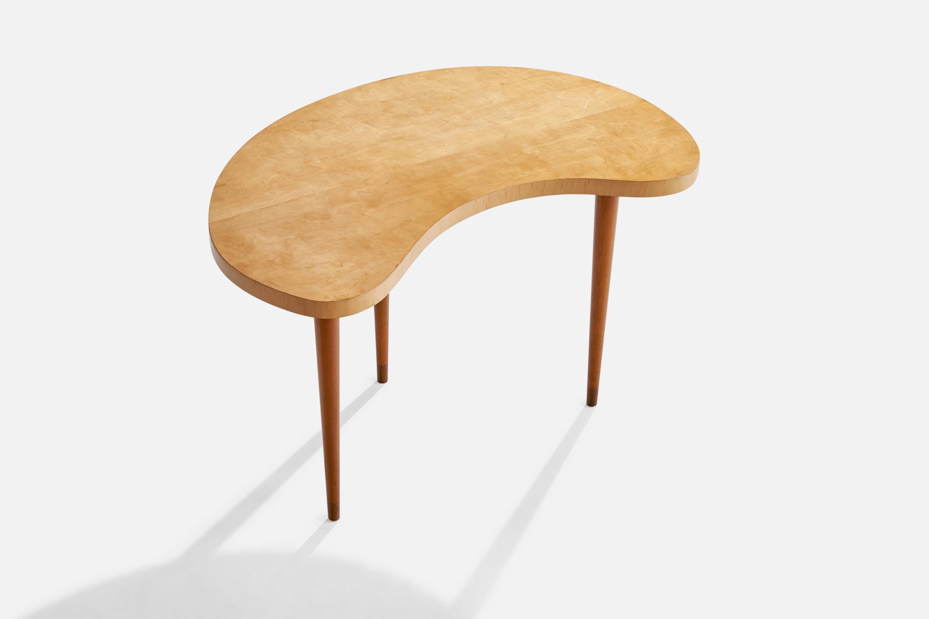 Ein organischer Tisch aus Birkenholz, entworfen von dem amerikanischen Designer Edmond Spence und hergestellt in Schweden, 1950er Jahre.
