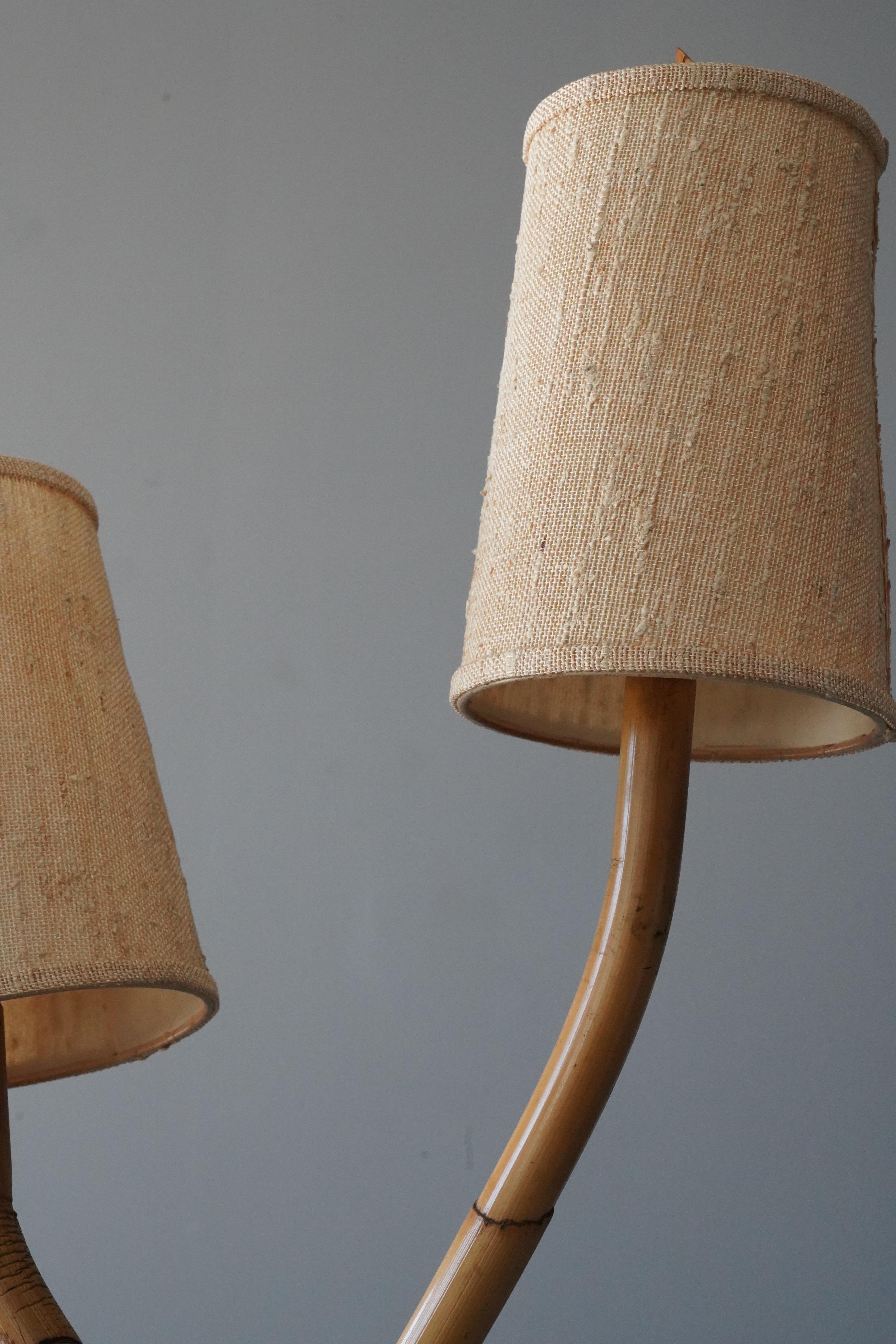 An organic / biomorphic table lamp made by an unknown designer. Produced in the 1950s in America. 

Bears its original fabric screens.

