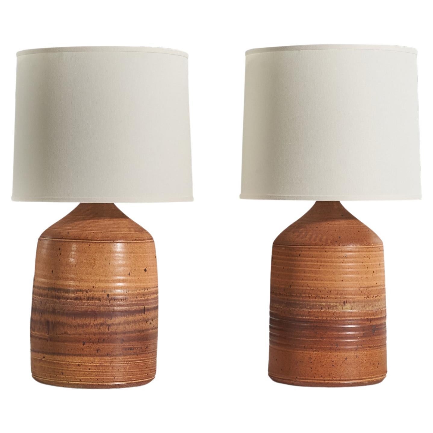 Designer americano, coppia di grandi lampade da tavolo in ceramica marrone, Stati Uniti 1950