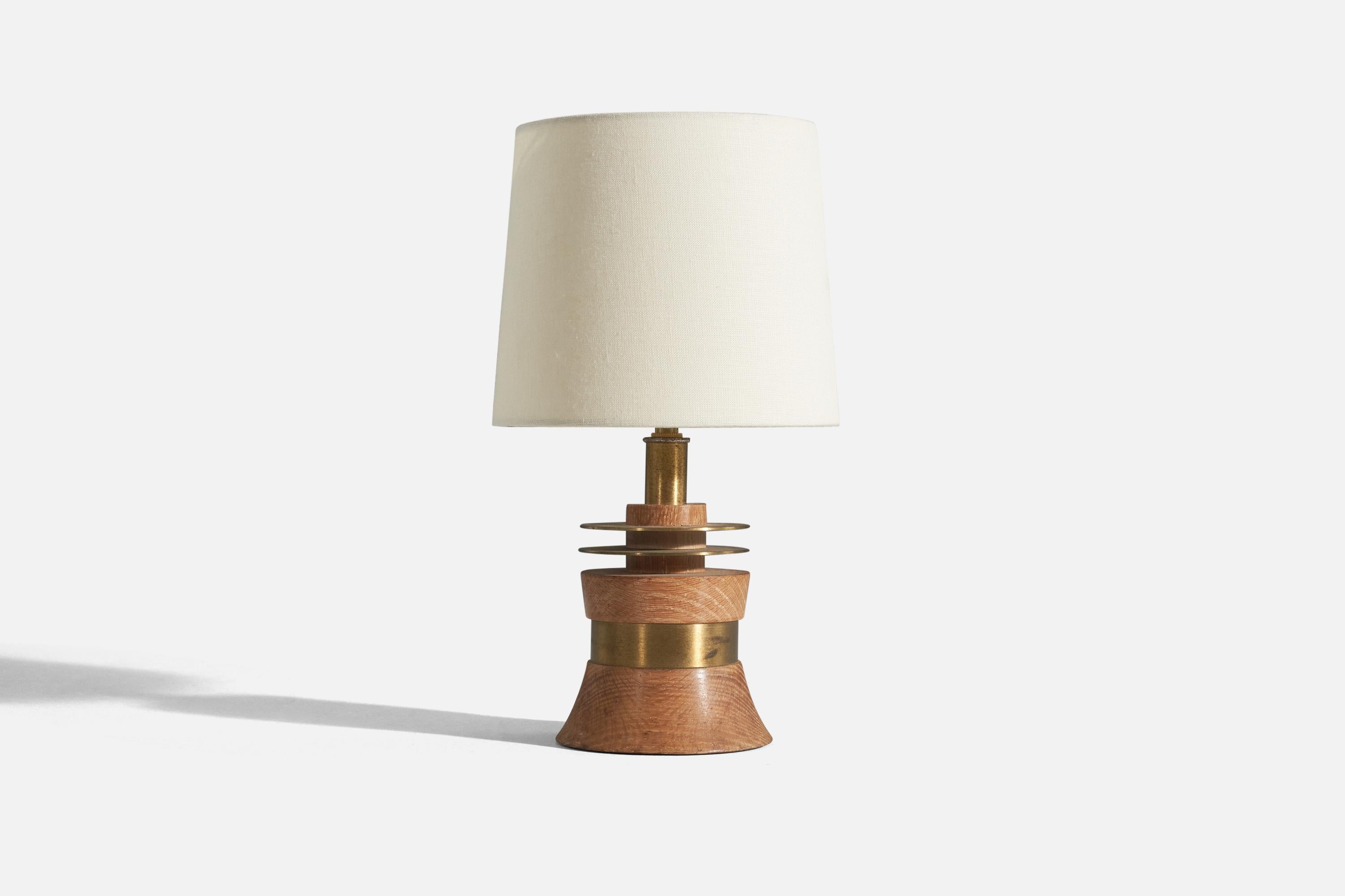 Mid-Century Modern Designer américain, paire de lampes de bureau en chêne et laiton, États-Unis, années 1960 en vente