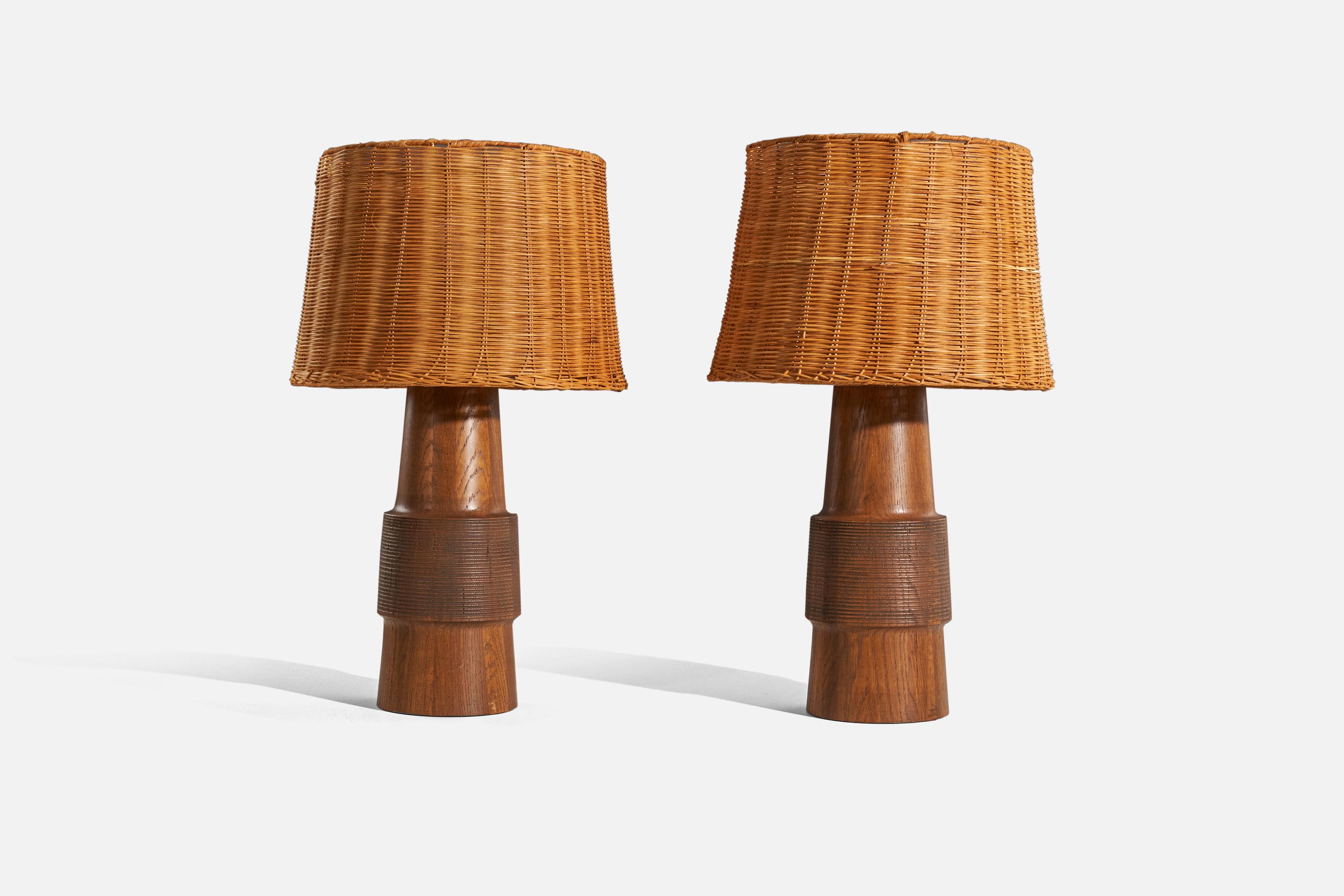 A pair of oak table lamps designed and produced in the United States, 1950s.

Sold without lampshade. 
Dimensions of Lamp (inches) : 21.25 x 7.25 x 7.25 (H x W x D)
Dimensions of Shade (inches) : 13.6875 x 16.25 x 11.5 (T x B x S)
Dimension of Lamp