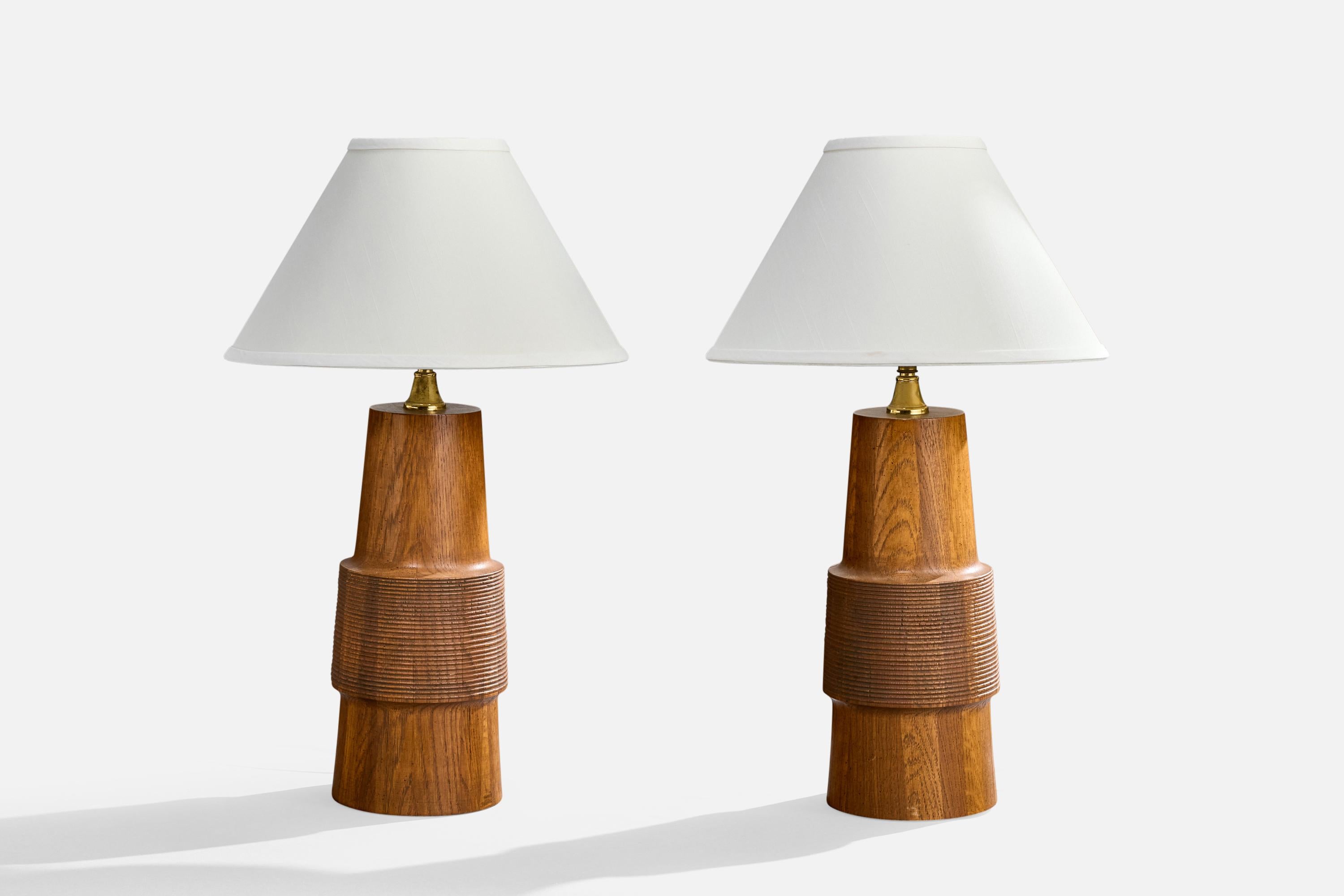 Coppia di lampade da tavolo in quercia progettate e prodotte negli Stati Uniti, anni '50.

Venduto senza paralumi.

Dimensioni della lampada (pollici): 21,25 x 7,25 x 7,25 (H. H. W. D.)

Dimensioni del paralume (pollici) : 6 x 16 x 10 (T. x B. x
