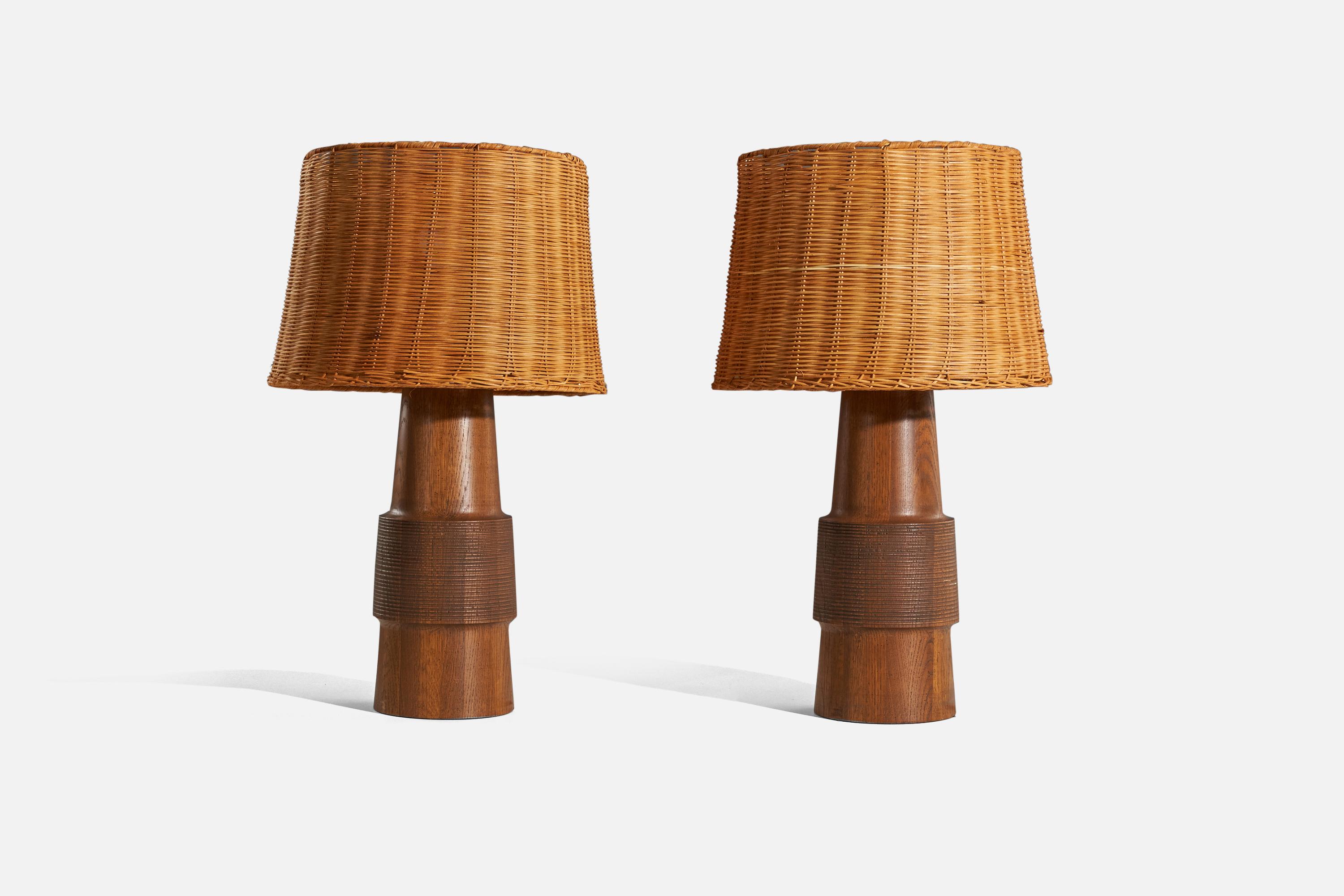 Mid-Century Modern American Designer, Pair of Table Lamps, Oak, United States, 1950s For Sale