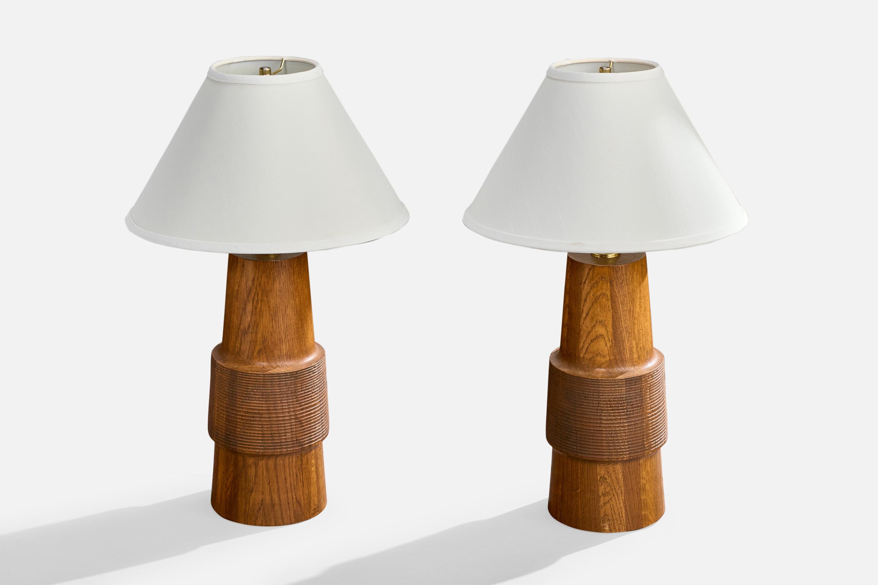 Mid-Century moderno Designer americano, Coppia di lampade da tavolo, Oak, Stati Uniti, anni '50 in vendita