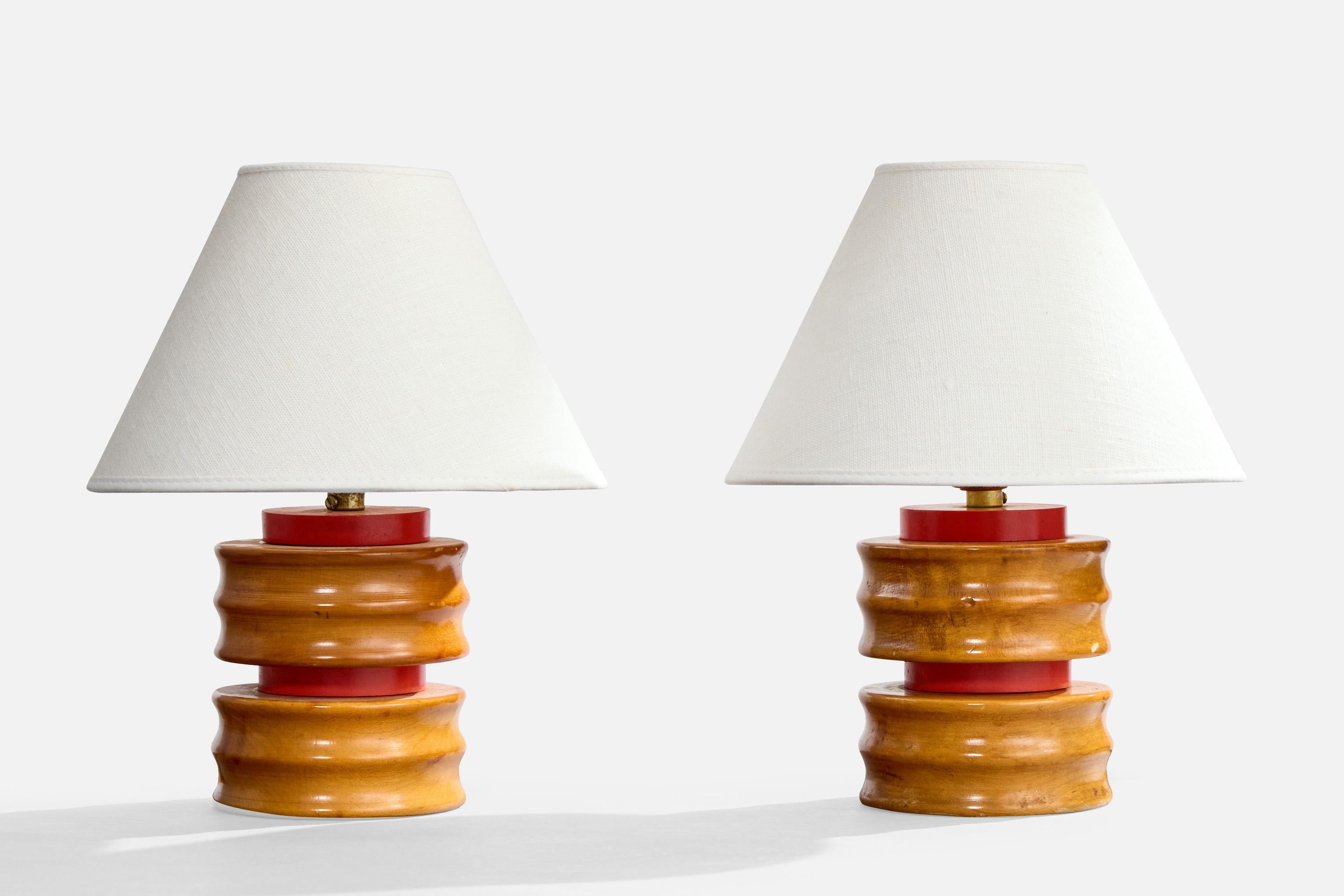Paire de lampes de table en laiton et en bois laqué rouge, conçues et produites aux États-Unis, vers les années 1960.

Dimensions de la lampe (pouces) : 7.0625