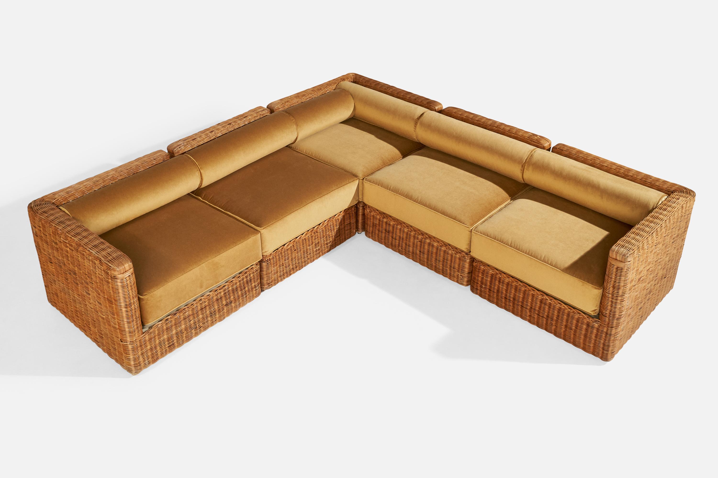 Canapé sectionnel en rotin et velours jaune conçu et produit aux États-Unis, c.C. années 1970.

Dimensions : 25.25