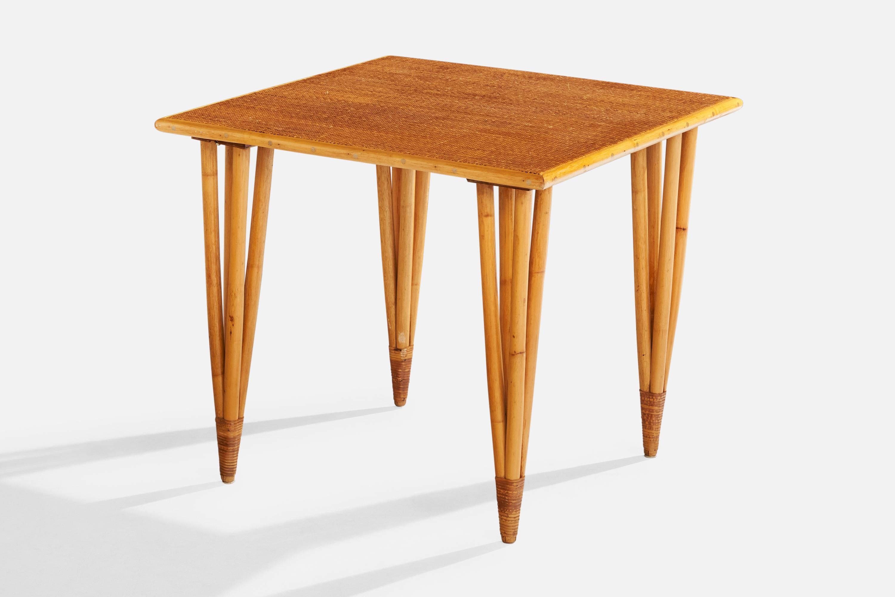 Beistelltisch aus Bambus, Rattan und Schilfrohr, entworfen und hergestellt in den USA, ca. 1950er Jahre.

Abmessungen: 29,25