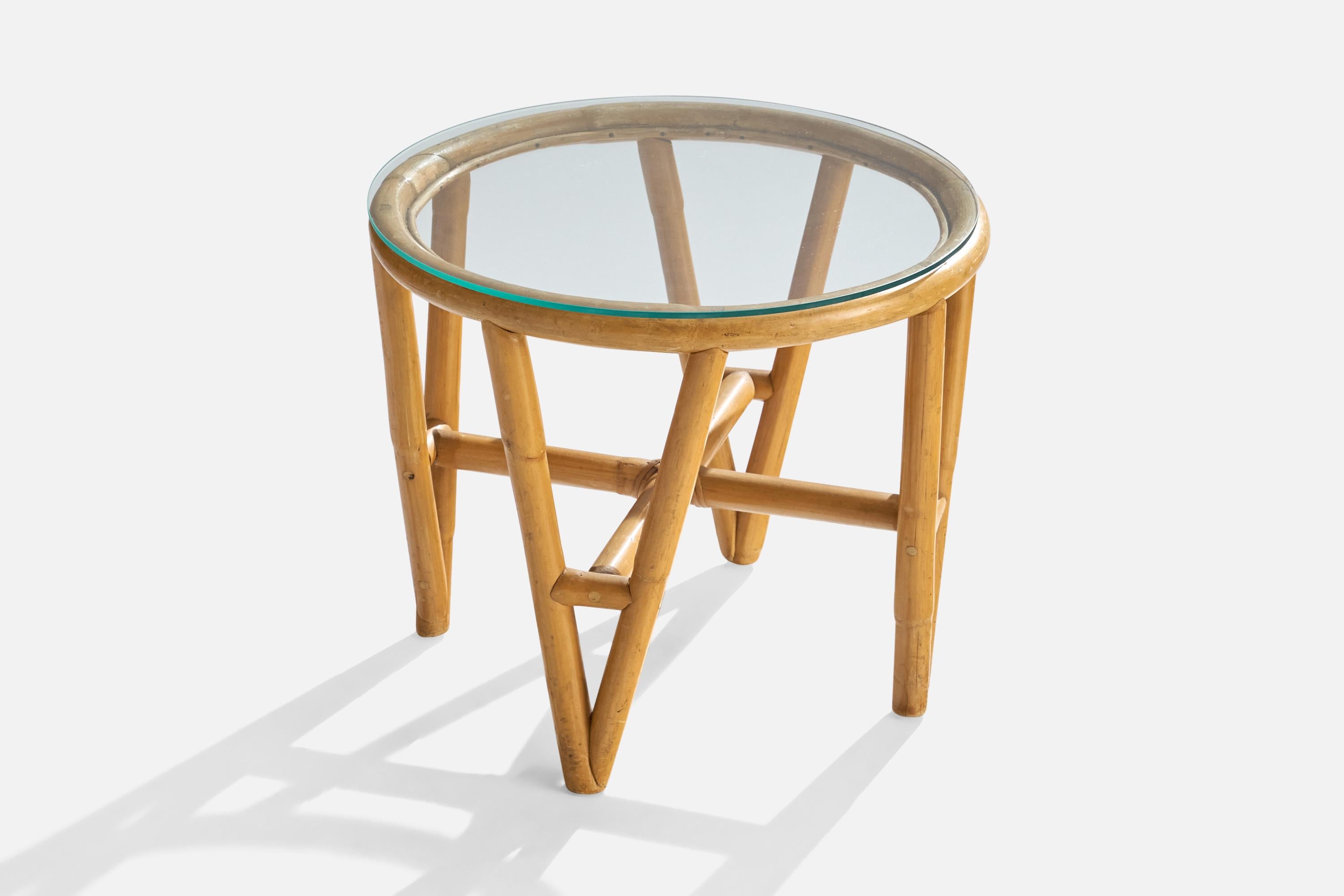 Table d'appoint en bambou, rotin et verre, conçue et fabriquée aux États-Unis, c. 1950.