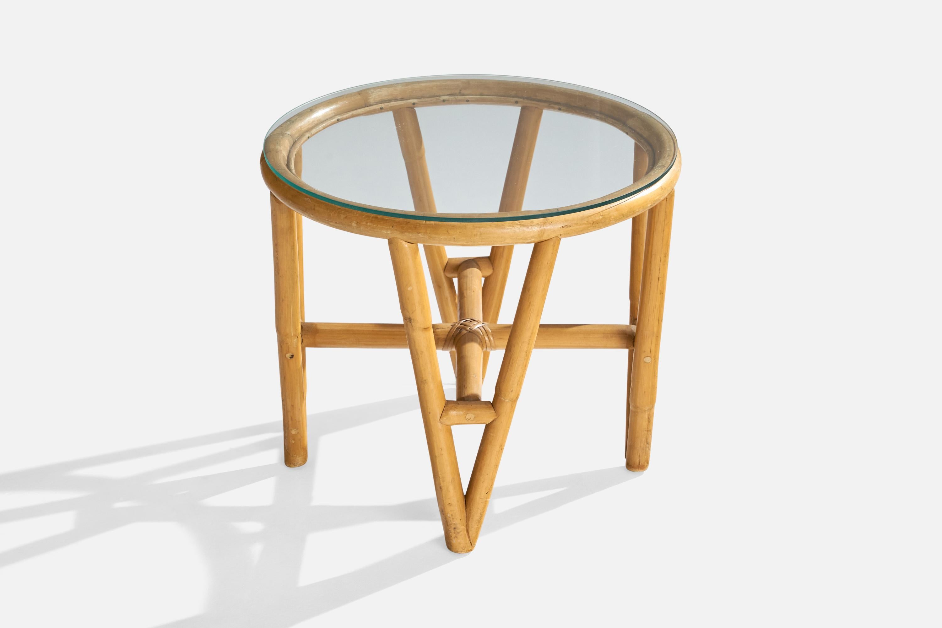 Américain Designer américain, table d'appoint, bambou, rotin, verre, États-Unis, années 1950 en vente