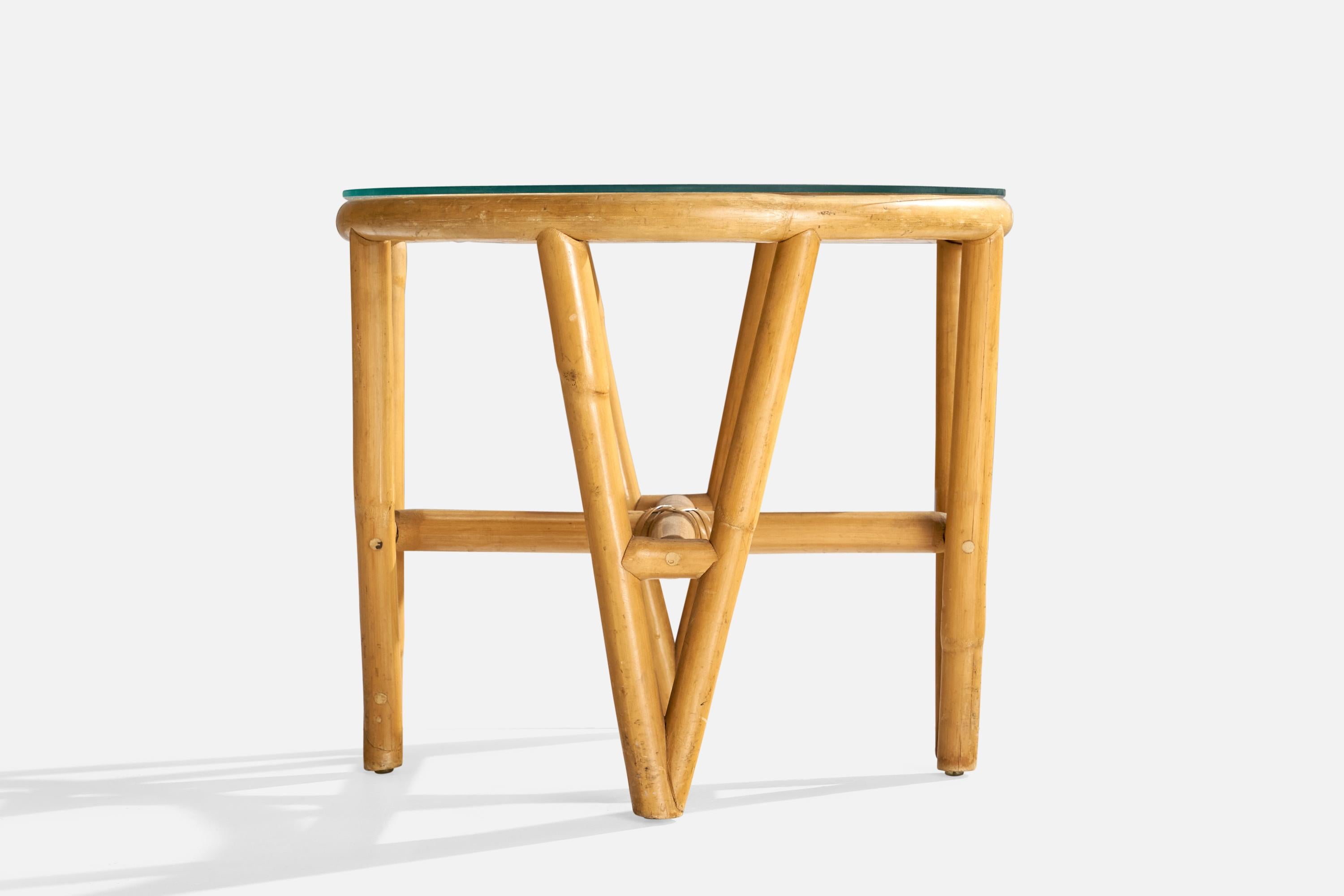 Designer américain, table d'appoint, bambou, rotin, verre, États-Unis, années 1950 Bon état - En vente à High Point, NC