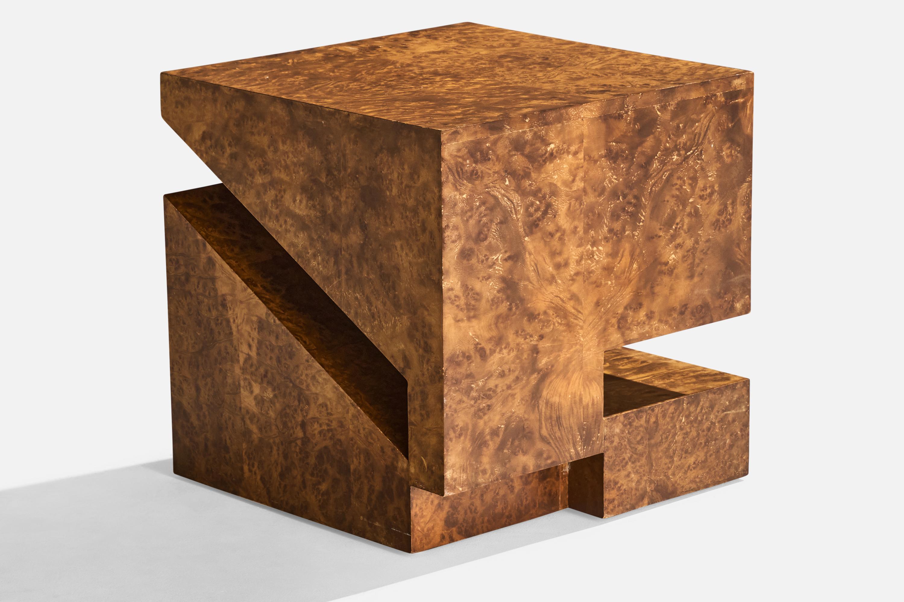 Table d'appoint en bois de bourgogne conçue et fabriquée aux États-Unis, vers les années 1970.

