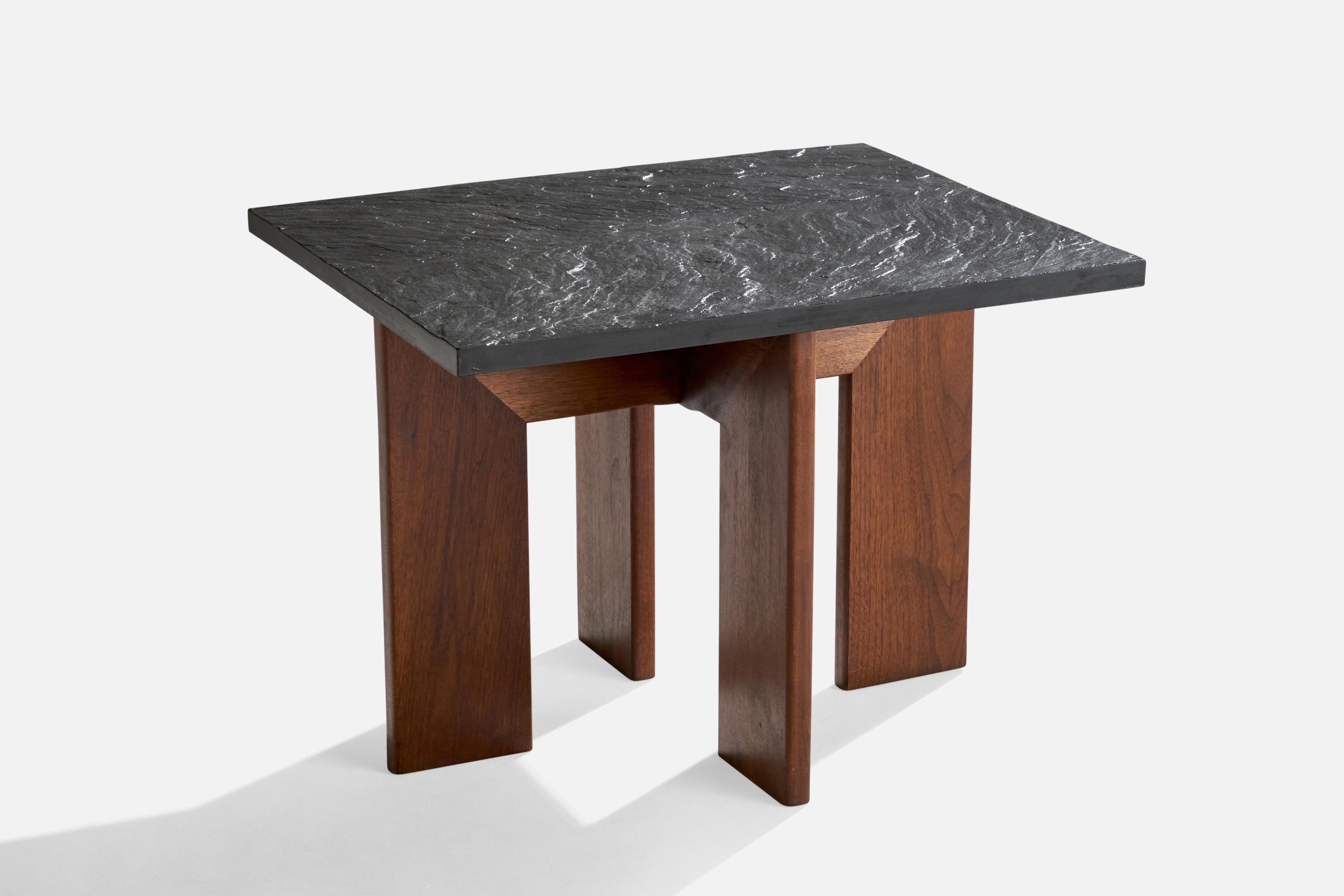 Mesa auxiliar de pizarra y nogal diseñada y fabricada en EE.UU., c. 1960.