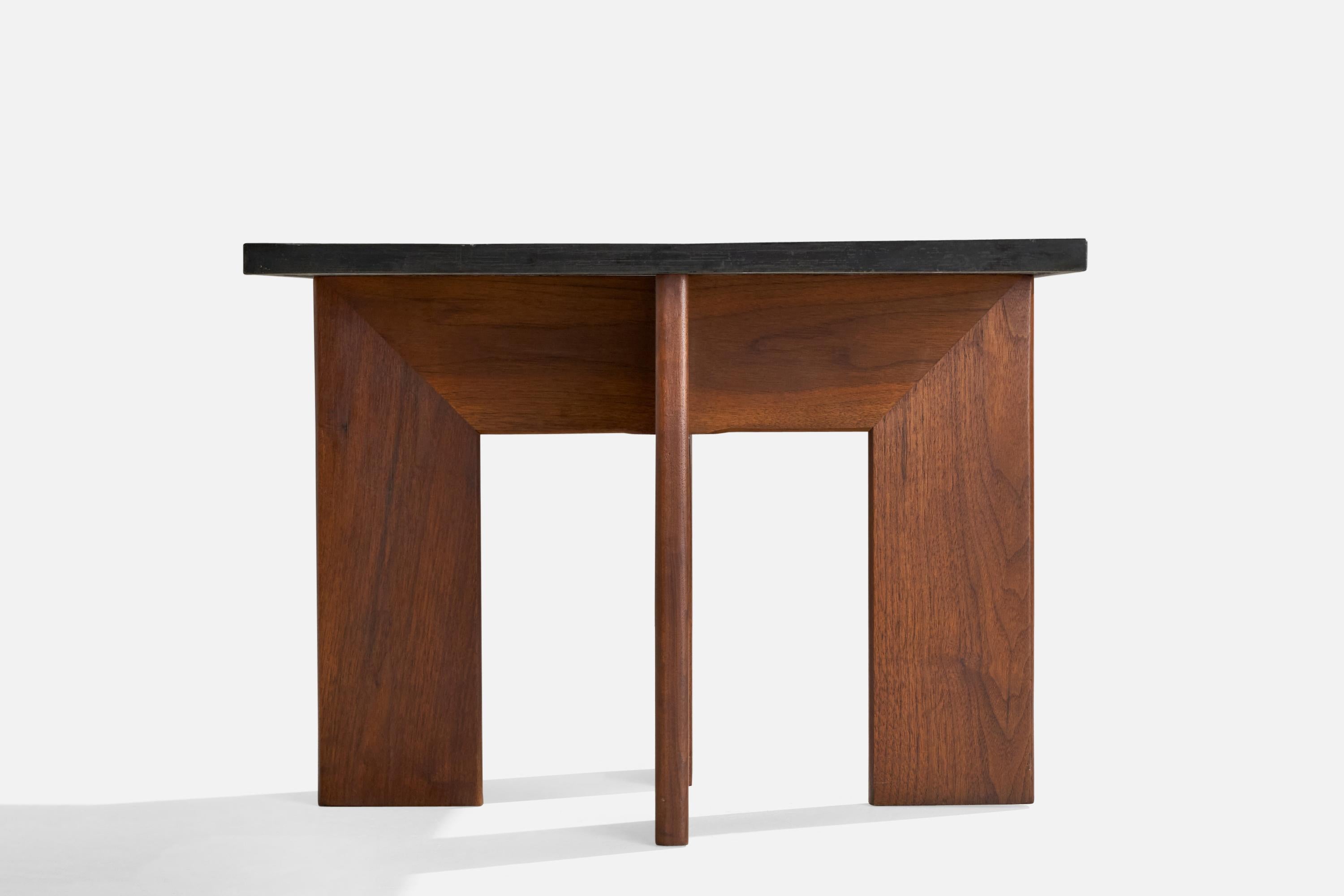Diseñador americano, Mesa auxiliar, Nogal, Pizarra, EEUU, Años 60 Estadounidense en venta