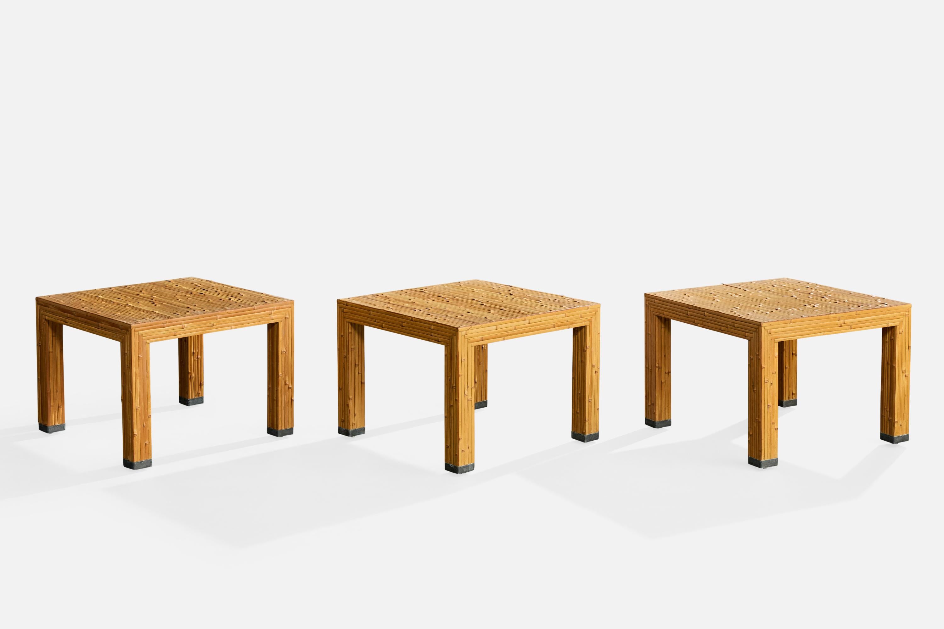 Ensemble de trois tables d'appoint en bambou et métal, probablement conçues et produites aux États-Unis, vers les années 1960.

Craquelures sèches naturelles du bambou dues à une utilisation normale avec accumulation de patine dans les crevasses et