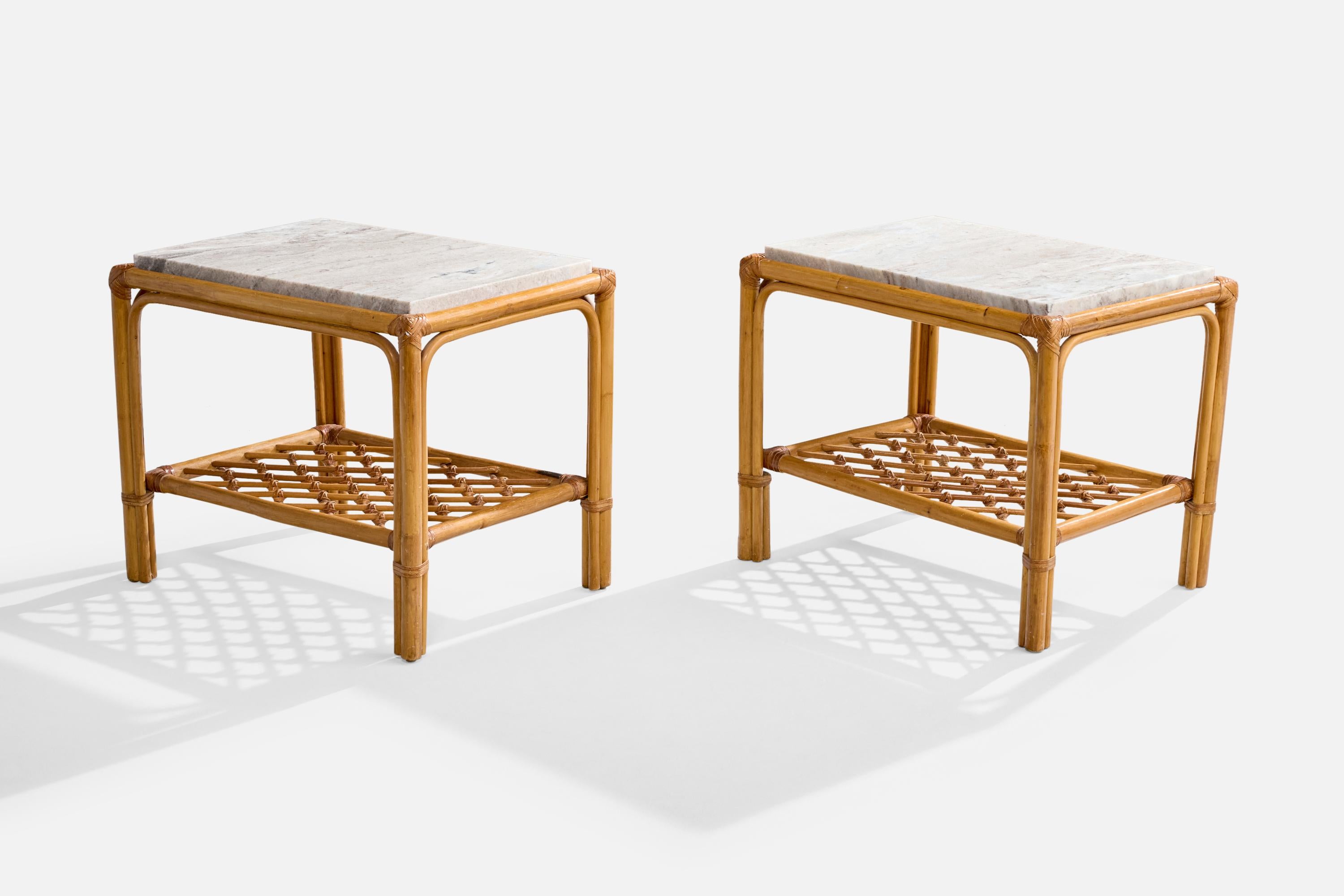 Ein Paar Beistelltische aus Bambus, Rattan und hellgrauem Marmor, entworfen und hergestellt in den USA, ca. 1950er Jahre.

Gesamtabmessungen (Zoll): 22