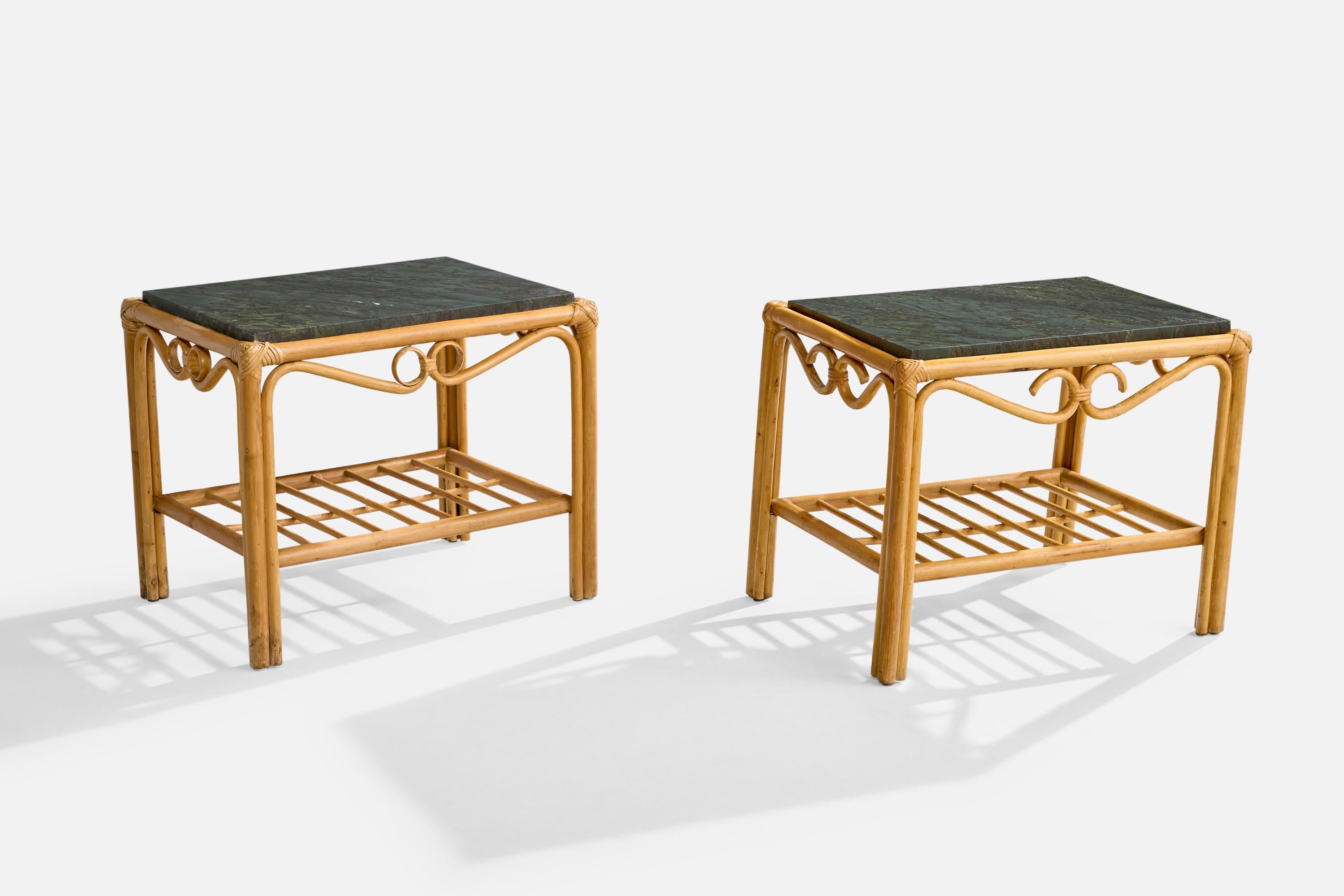 Ein Paar Beistelltische aus Bambus, Rattan und grünem Marmor, entworfen und hergestellt in den USA, ca. 1950er Jahre.

Gesamtabmessungen (Zoll): 22