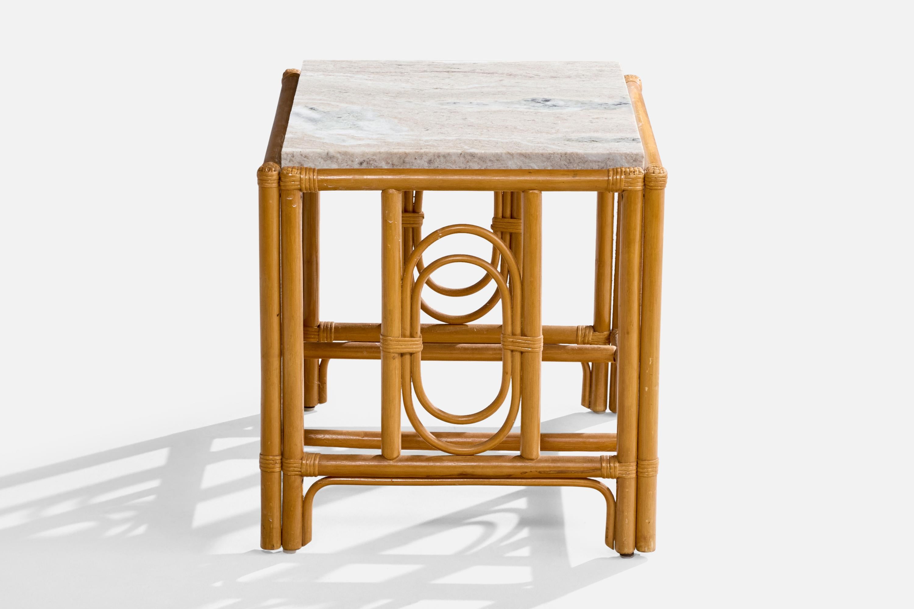 Designer américain, tables d'appoint, bambou, rotin, marbre, États-Unis, années 1960 Bon état - En vente à High Point, NC