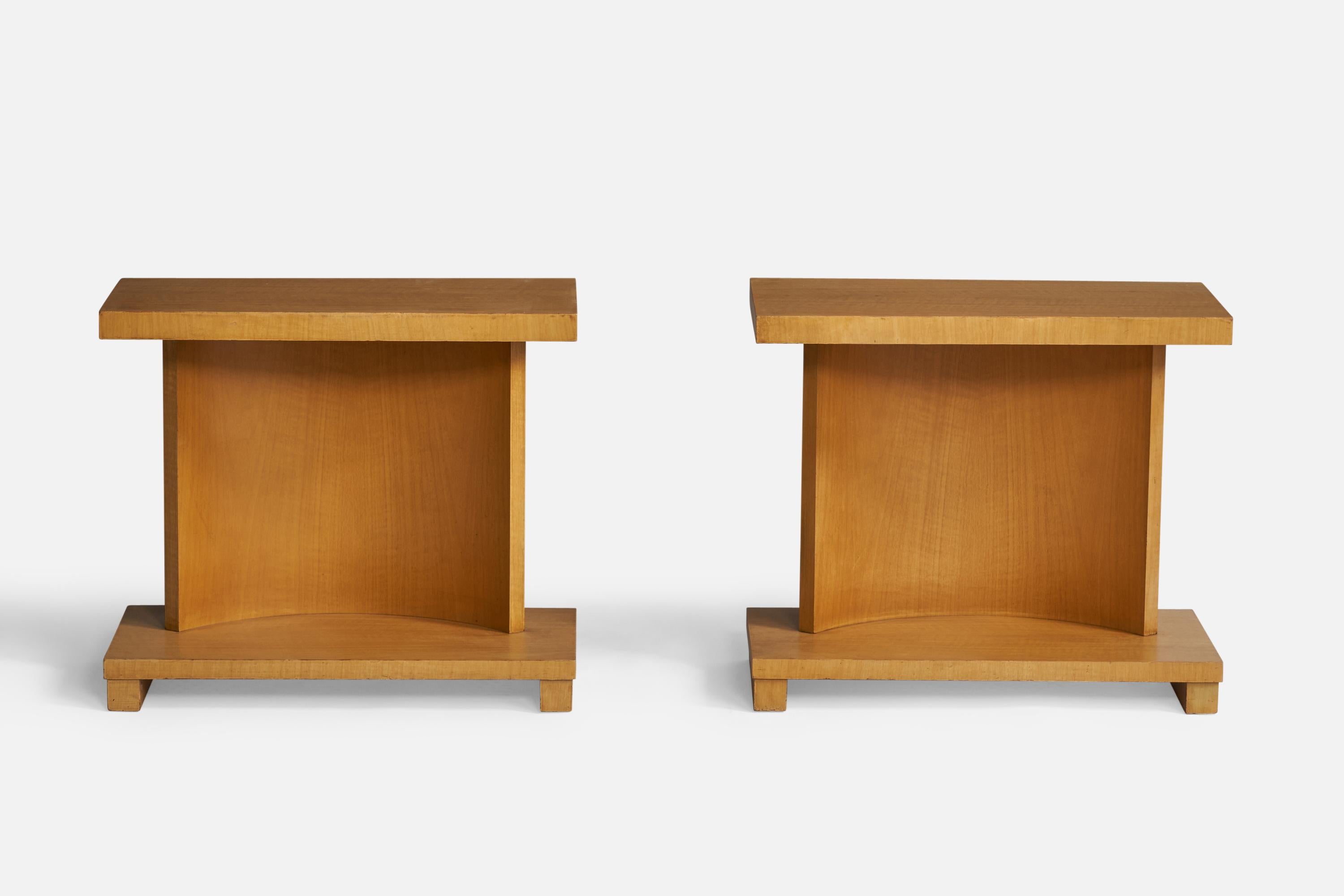 A pair of birch-veneered wood side tables or night stands designed and produced in the US, 1940s.