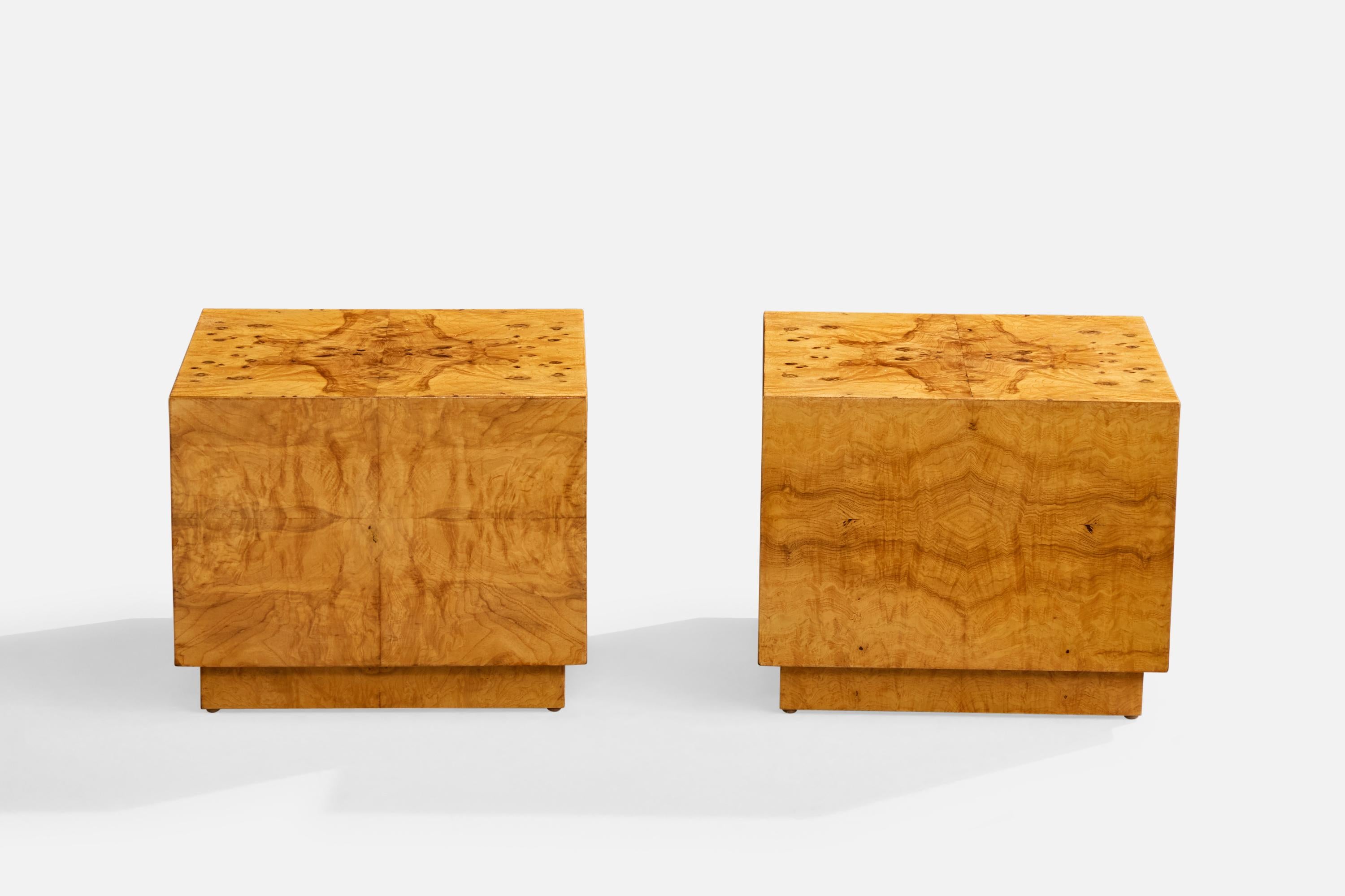 Paire de tables d'appoint en ronce d'érable, probablement conçues et produites aux États-Unis, vers les années 1970.

Usure correspondant à l'âge et à l'usage.

Dimensions globales (pouces) : 14.5 
