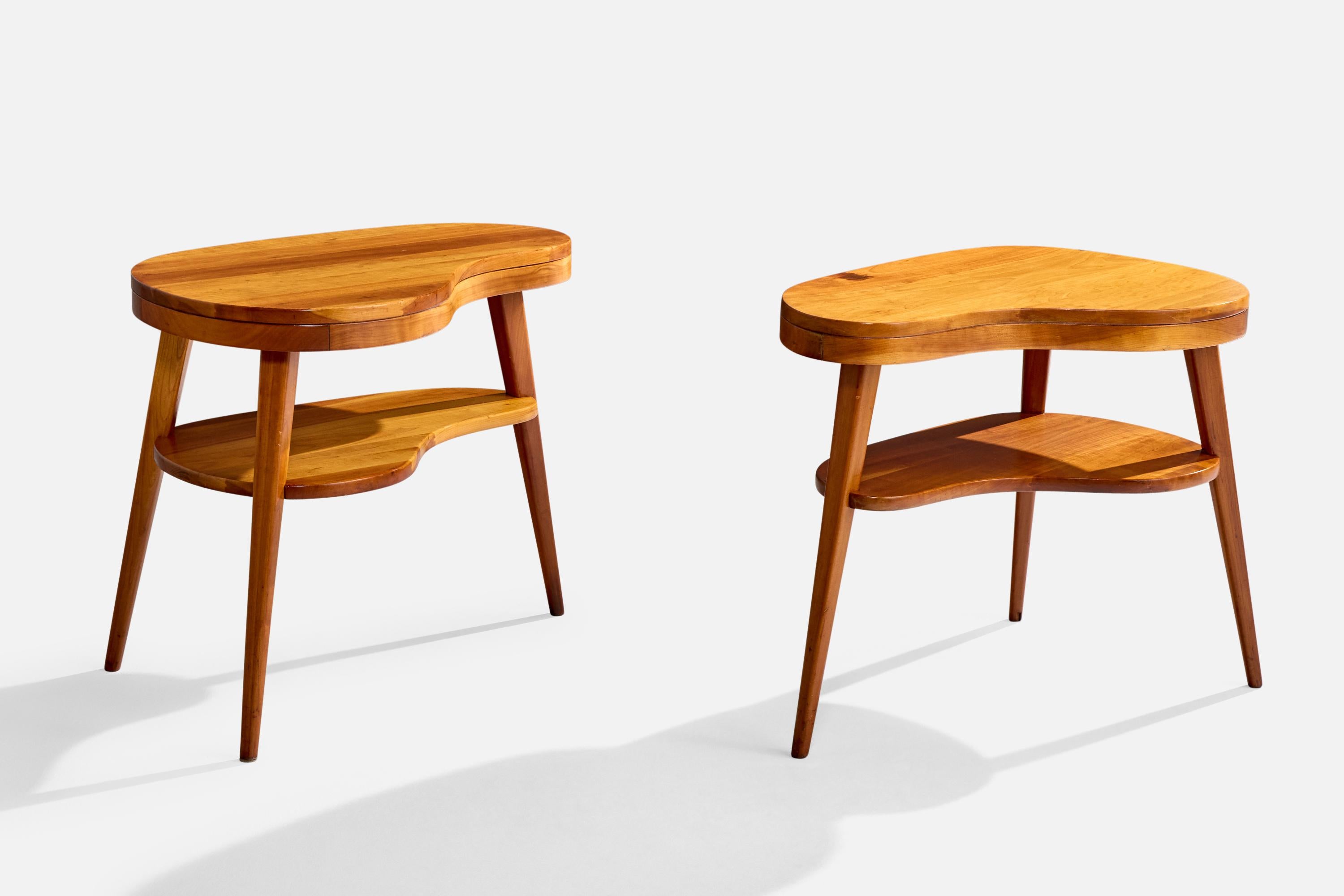 A pair of maple side tables designed and produced in the US, c. 1950s.

Overall Dimensions (inches): 22.875