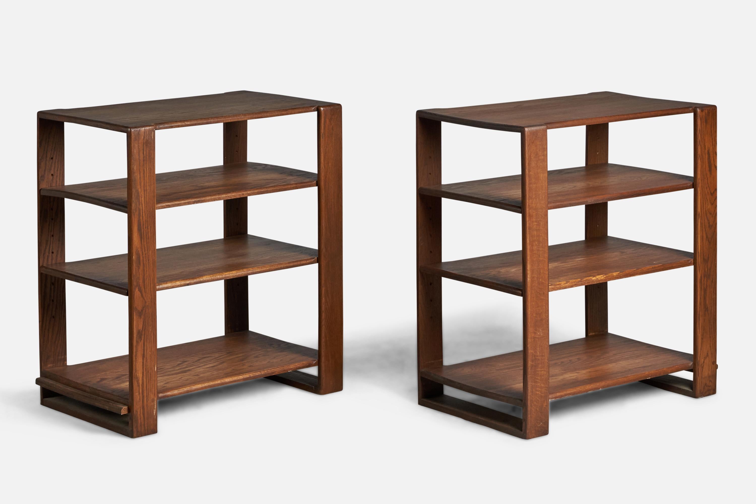 A pair of oak side or nightstands or etageres, designed and produced in the US, c. 1950s. With adjustable shelves.