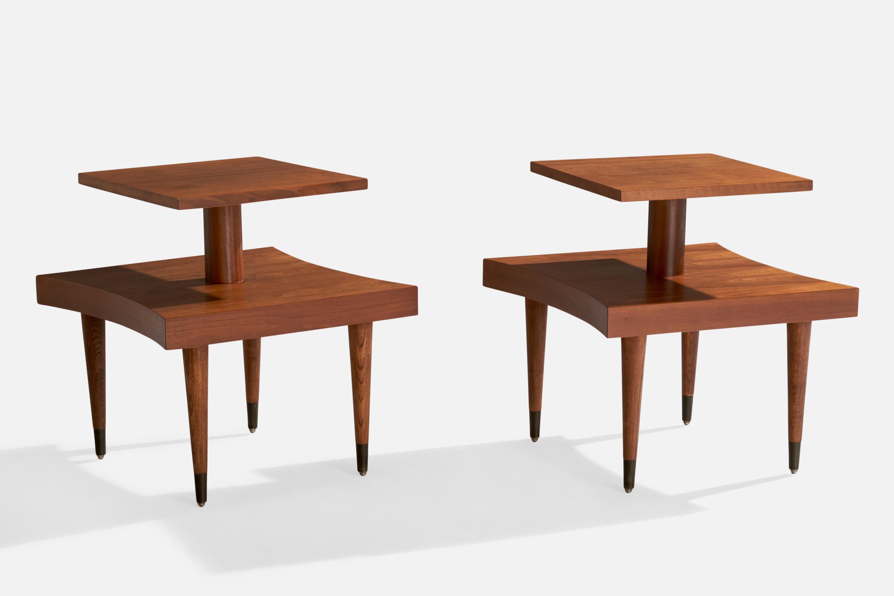 Pareja de mesas auxiliares de roble, nogal y latón diseñadas y fabricadas en EE.UU., c. 1950.

Dimensiones: 25,625