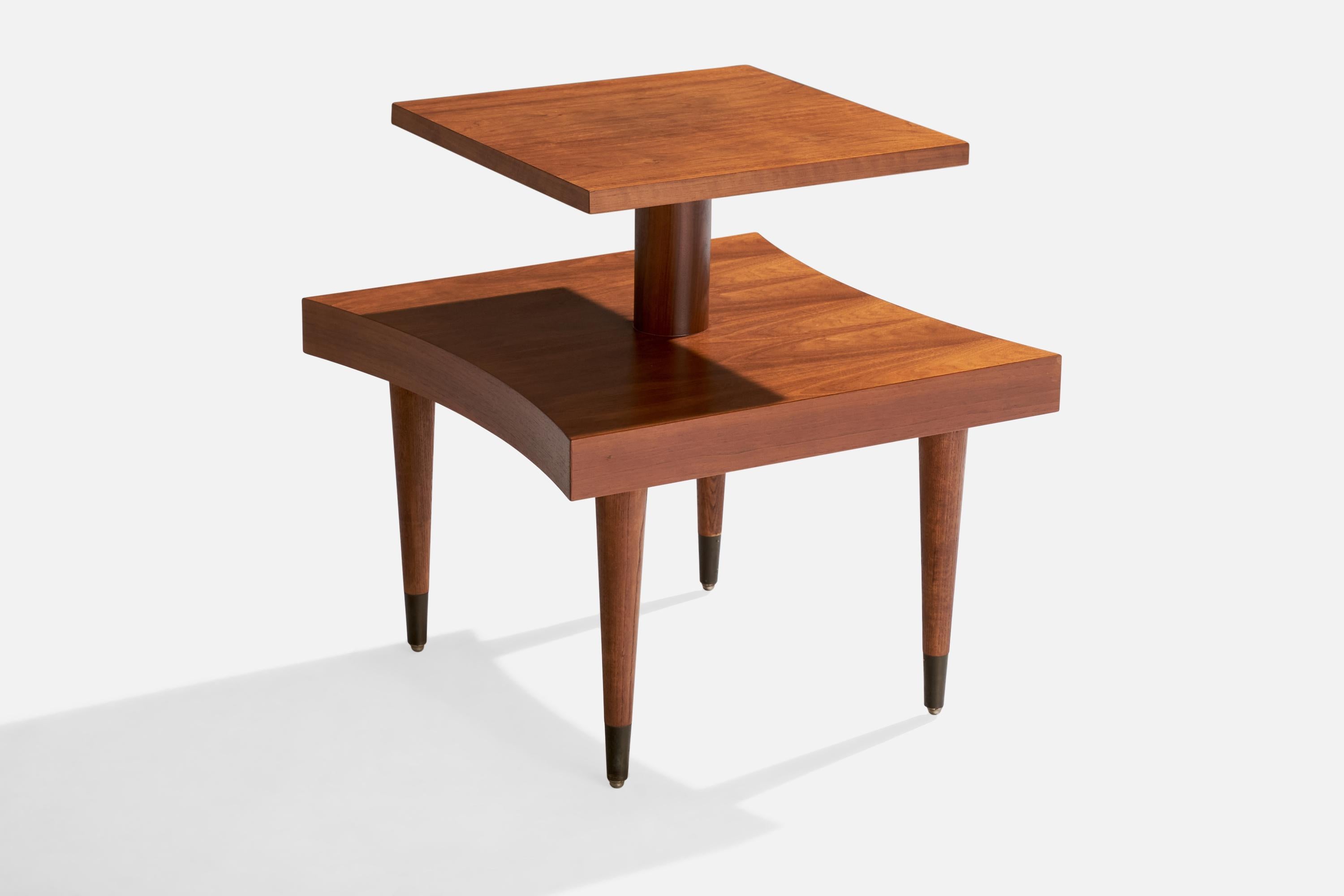 Diseñador americano, Mesas auxiliares, Roble, Nogal, Latón, EE.UU., Años 50 Estadounidense en venta
