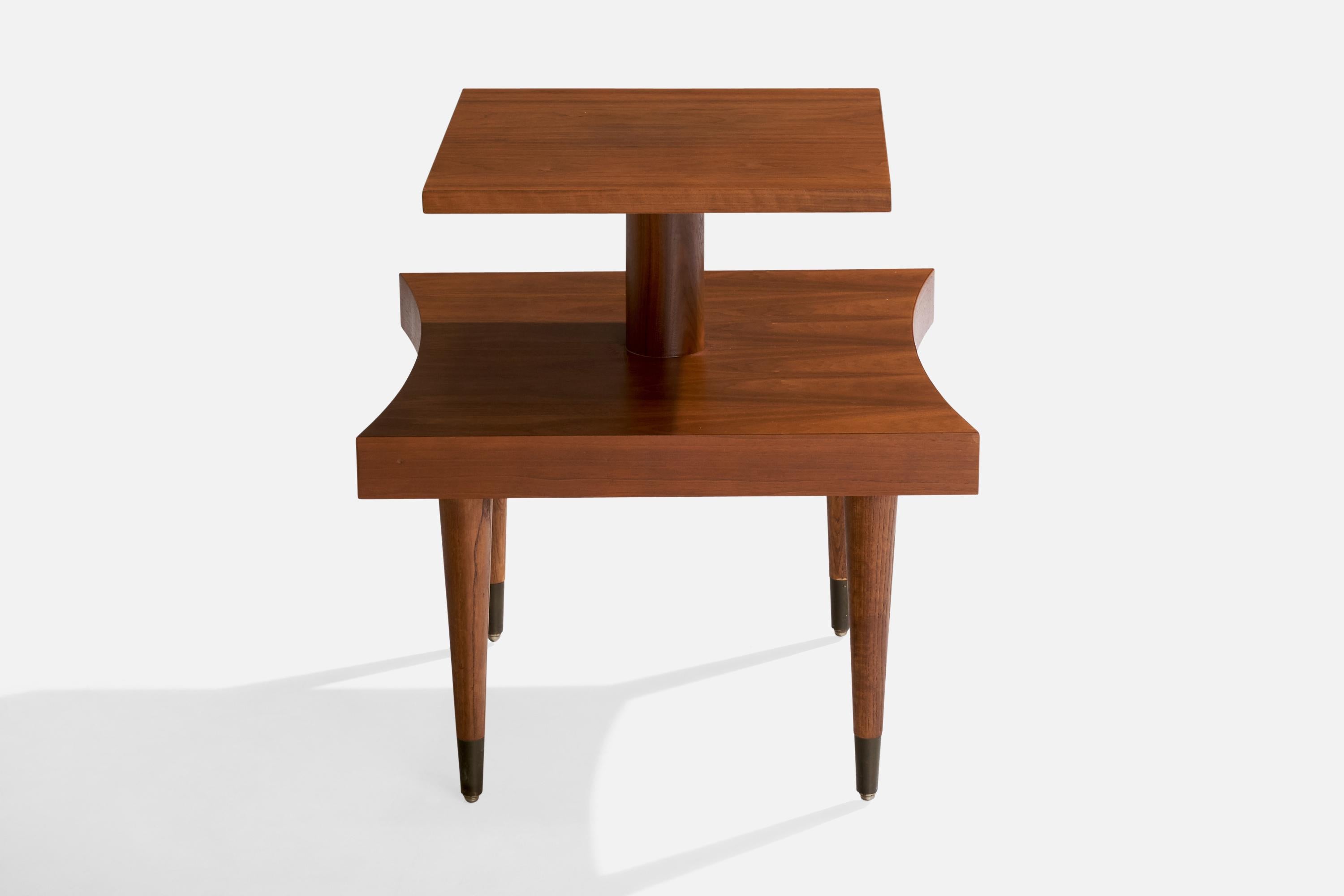 Diseñador americano, Mesas auxiliares, Roble, Nogal, Latón, EE.UU., Años 50 en Bueno estado para la venta en High Point, NC