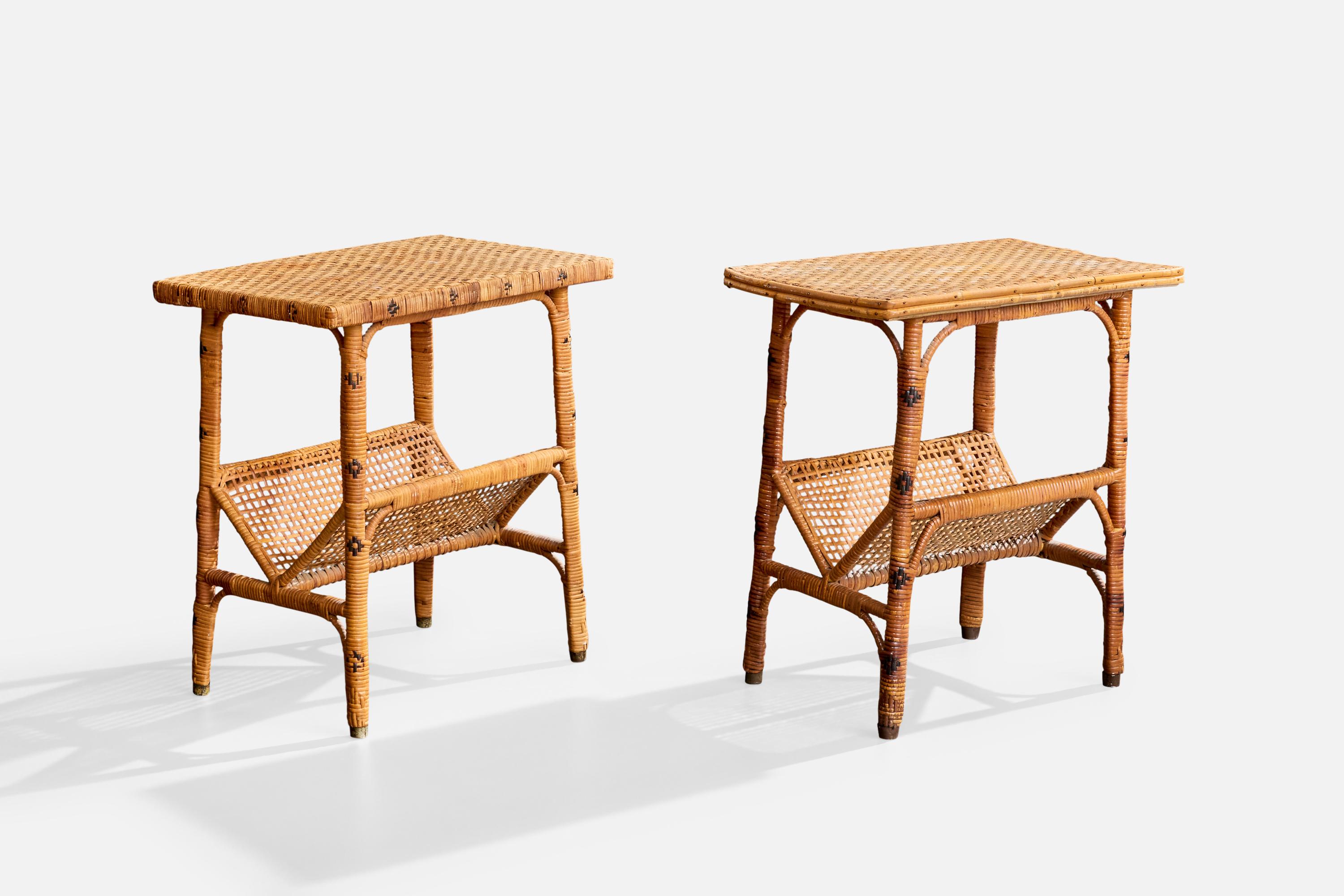 Une quasi-paire de tables d'appoint en rotin et en laiton avec porte-revues, probablement conçues et produites aux États-Unis, vers les années 1950.

Le rotin présente de très légères cassures et un effilochage correspondant à l'âge et à