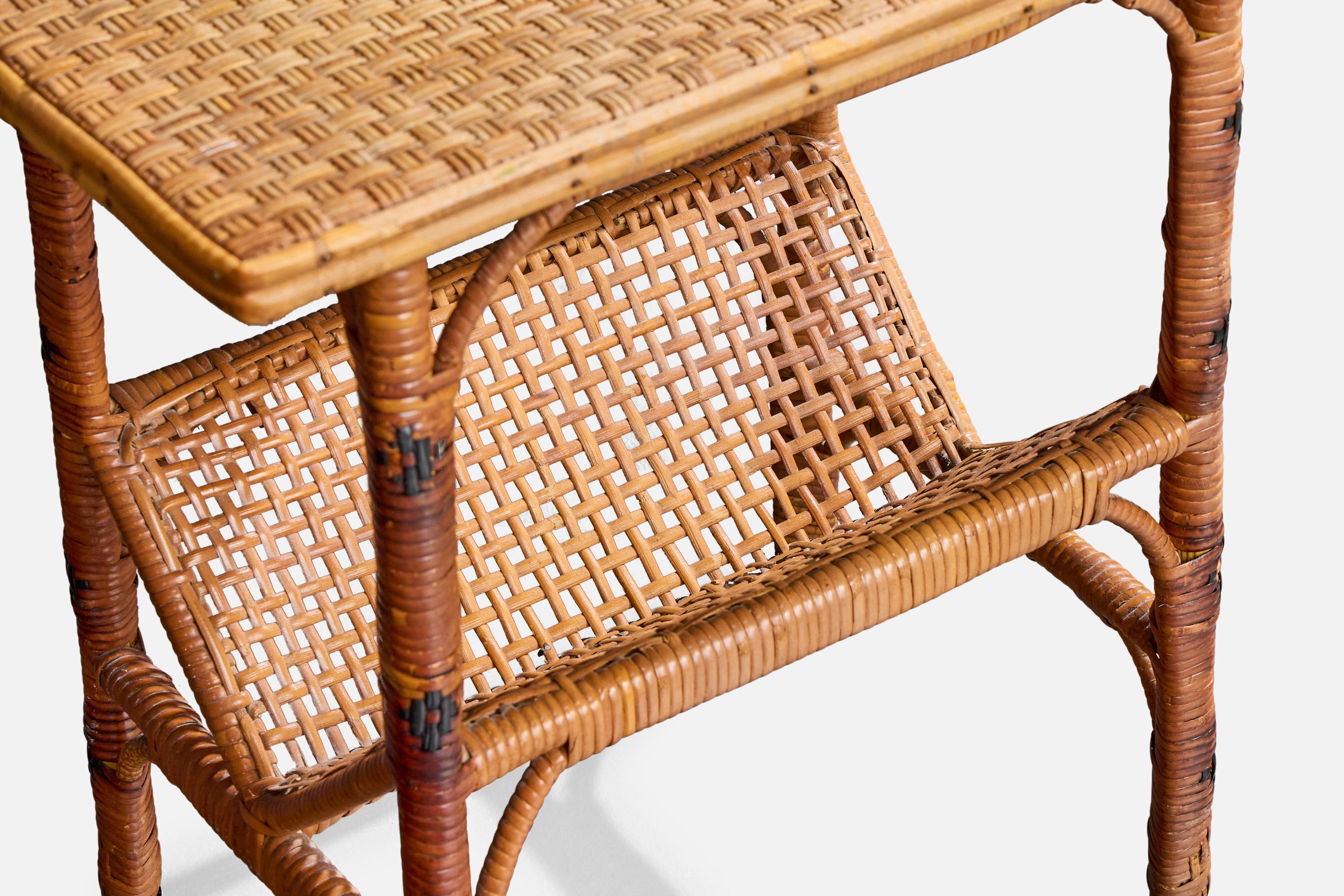 Mid-Century Modern Designer américain, tables d'appoint, rotin, laiton, États-Unis, années 1950 en vente