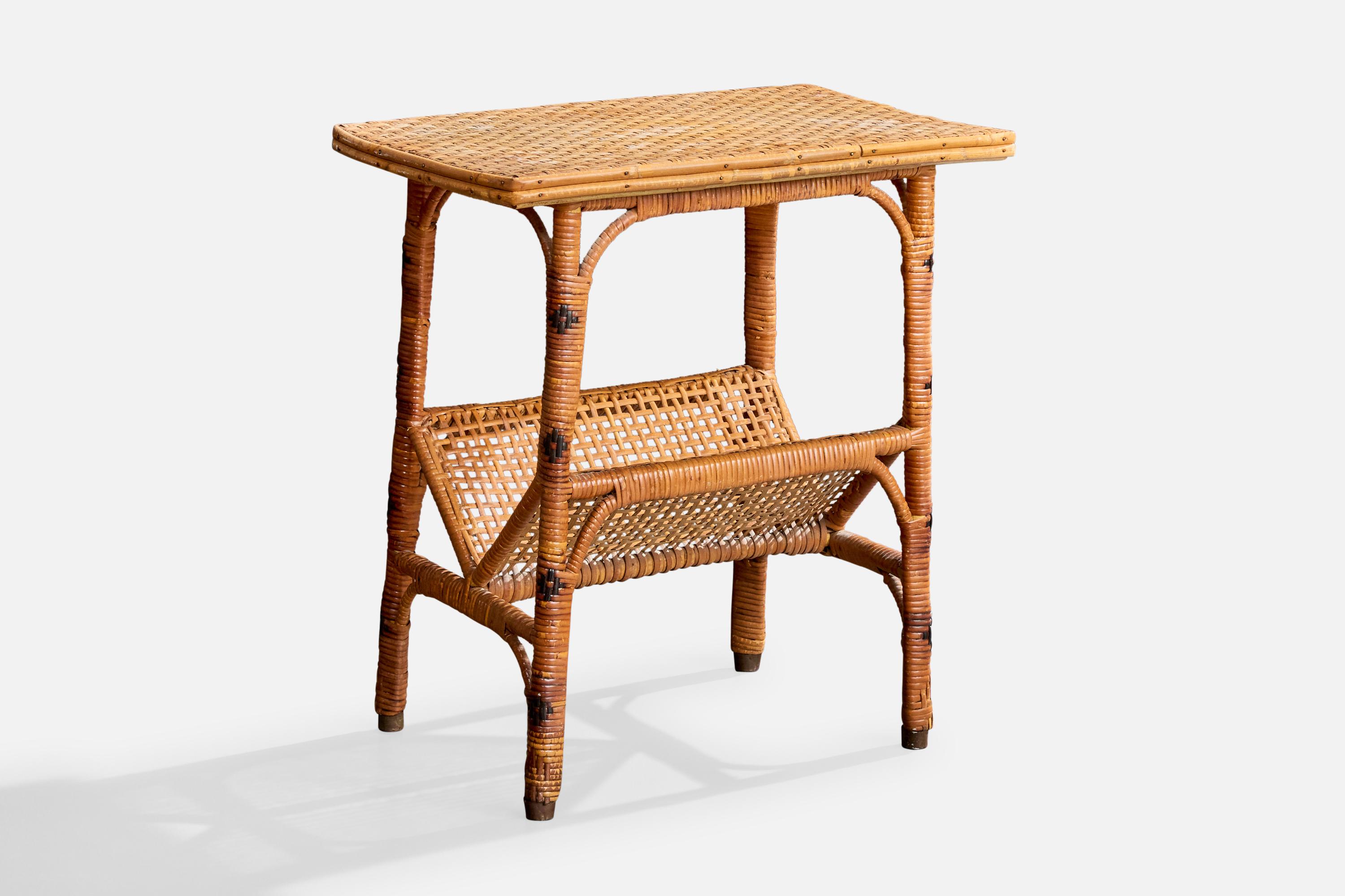 Milieu du XXe siècle Designer américain, tables d'appoint, rotin, laiton, États-Unis, années 1950 en vente