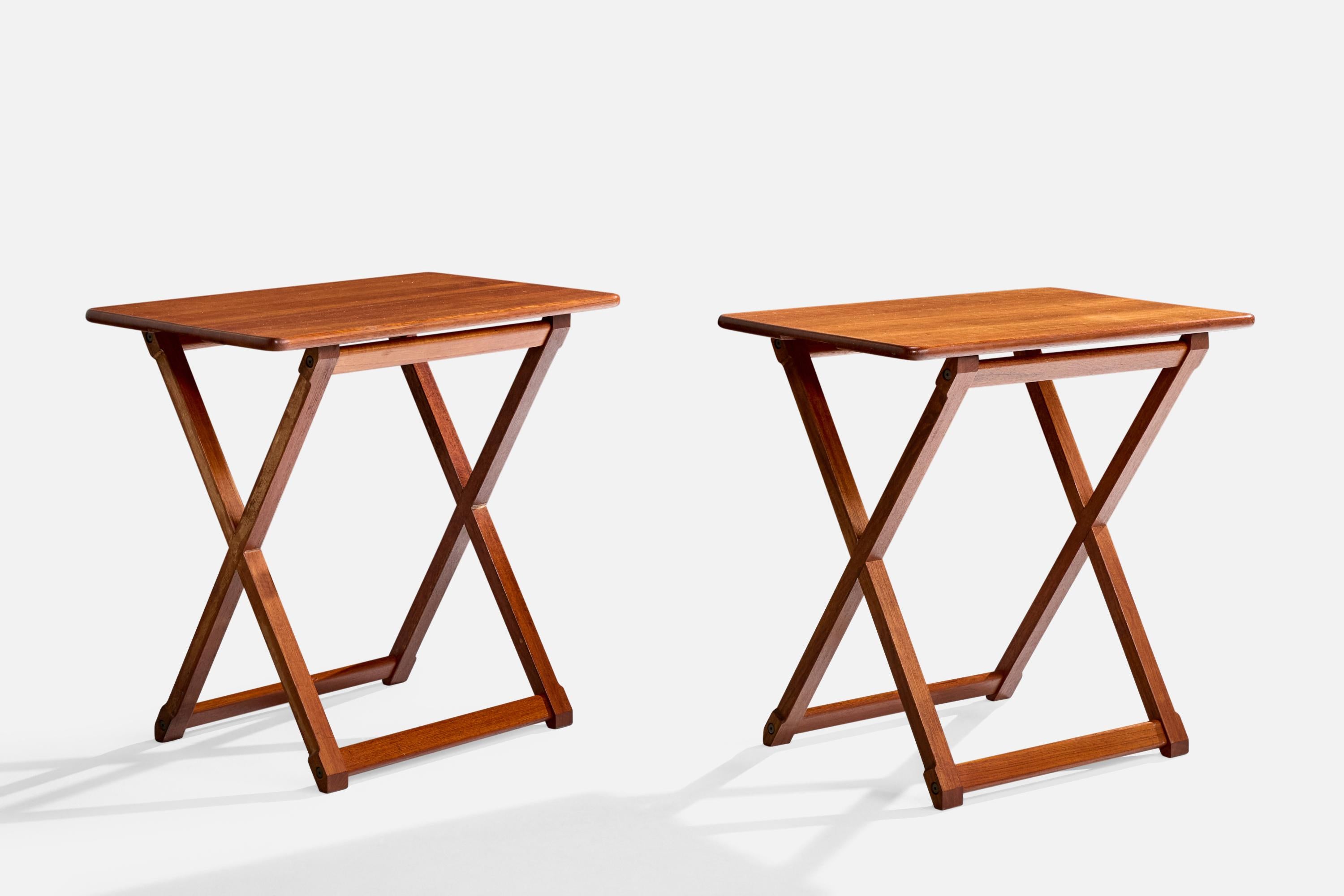 Paire de tables d'appoint en teck, probablement conçues et produites aux États-Unis, vers les années 1960.

Peut être configuré à deux hauteurs comme illustré.

Dimensions globales (pouces) : 27 