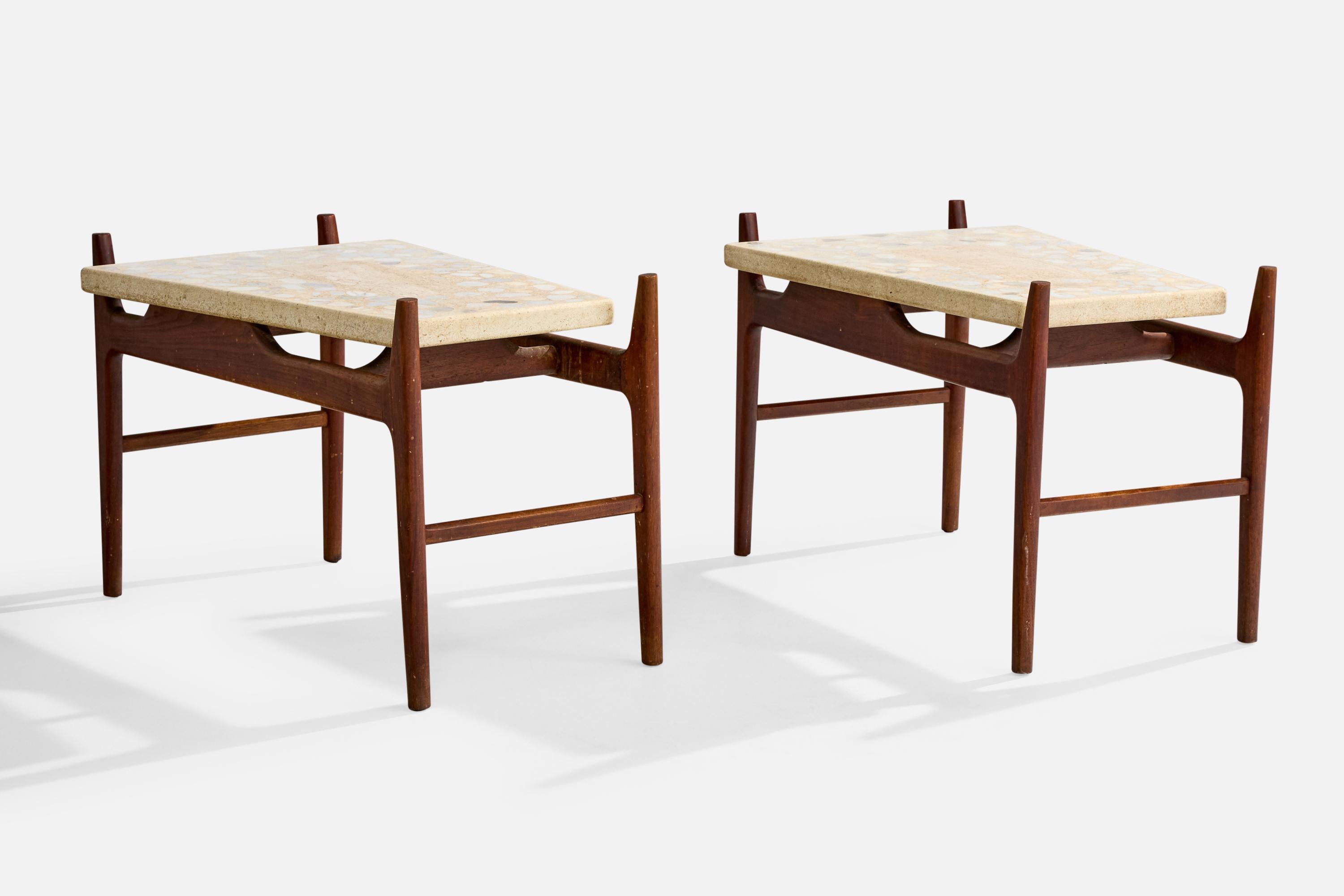Pareja de mesas auxiliares de nogal y terrazo diseñadas y fabricadas en EE.UU., c. 1950.

Dimensiones totales (pulgadas): 21,625