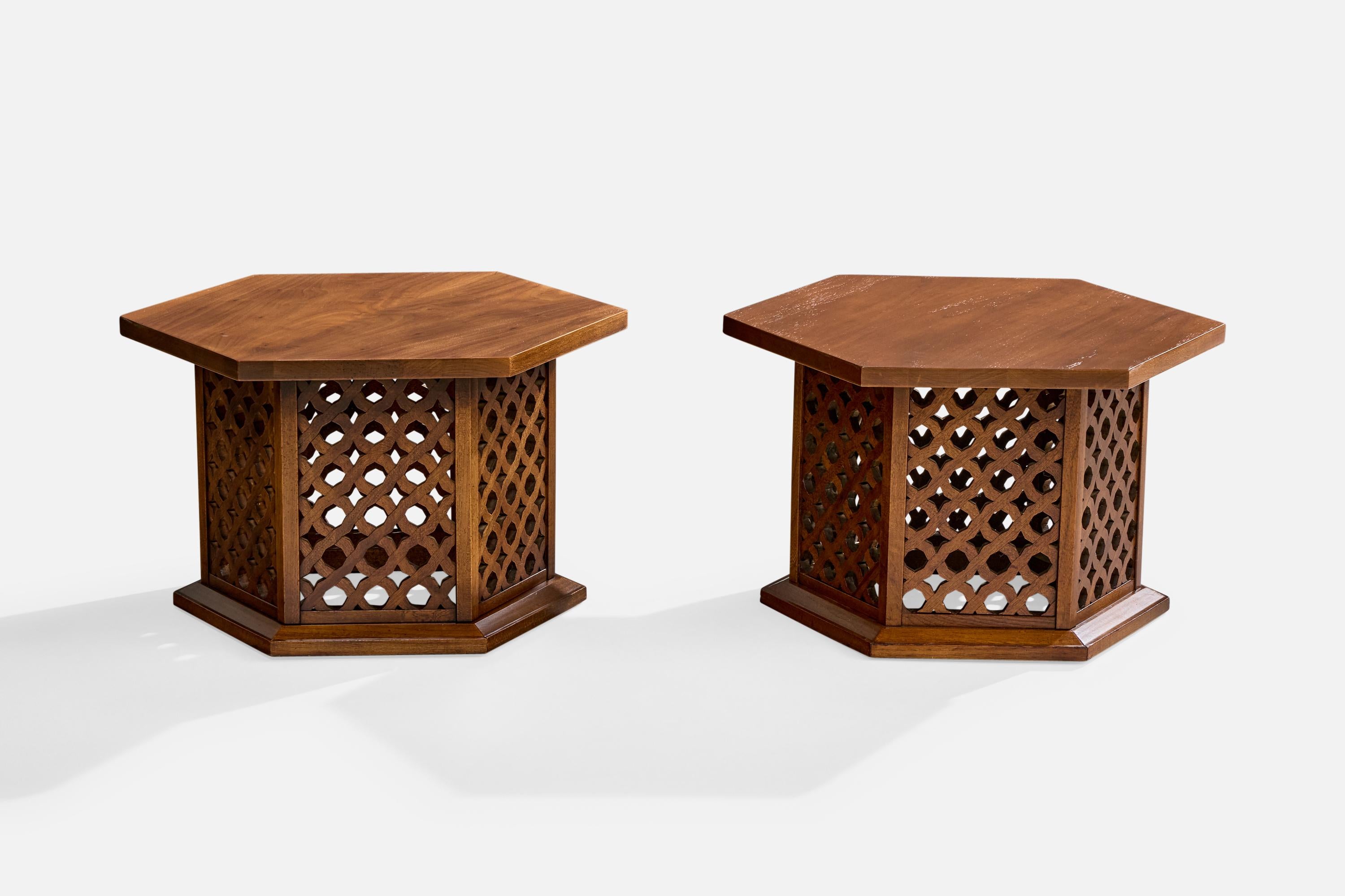 Paire de tables d'appoint en noyer conçues et produites aux États-Unis, vers les années 1950.

Dimensions globales (pouces) : 15.125 