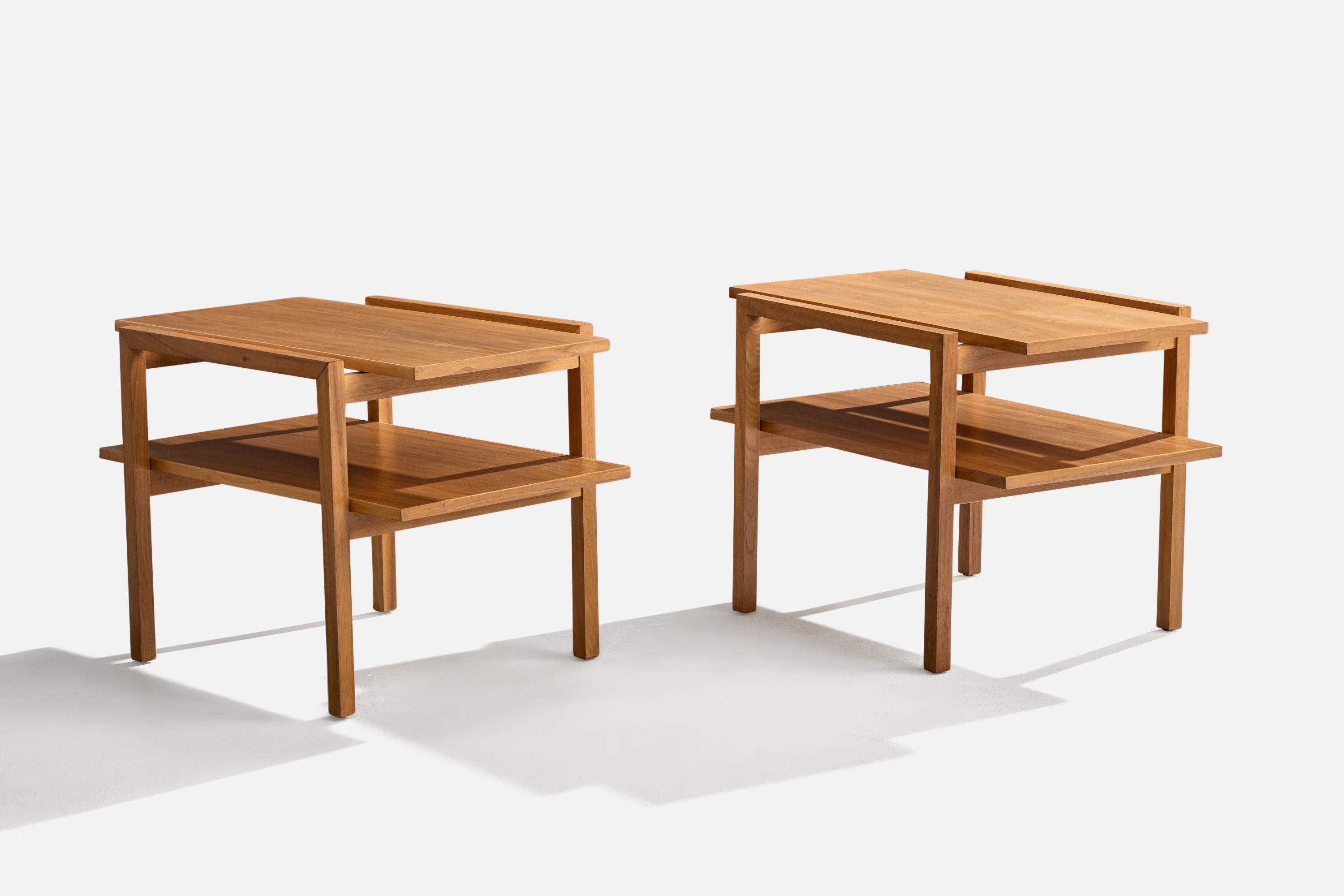 Paire de tables d'appoint en noyer conçues et produites aux États-Unis, vers les années 1950.

Dimensions globales (pouces) : 21.125 